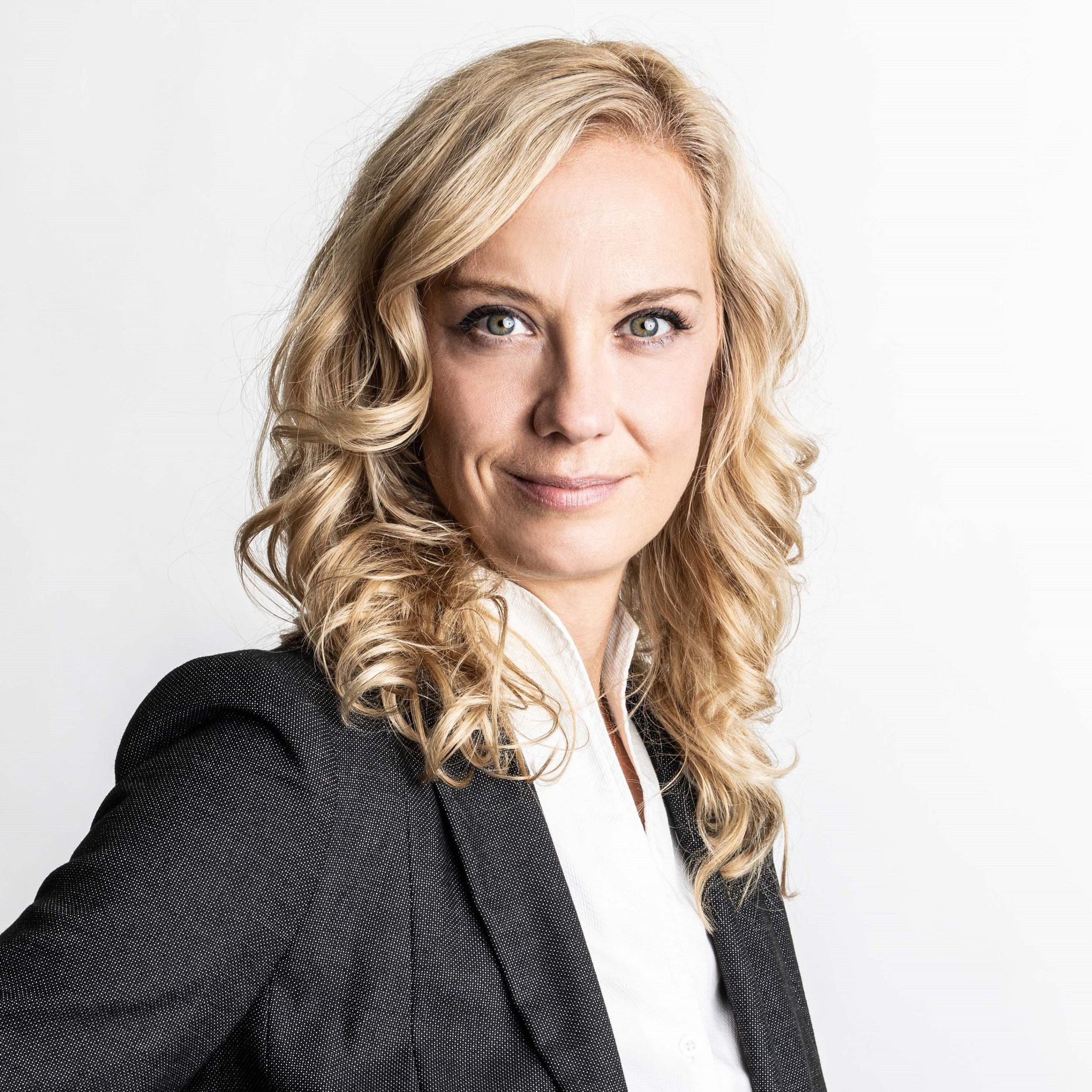 Klasický biznis portrét v ateliéri. Profesionálny portrétny fotograf v Bratislave — Pasha Borsai