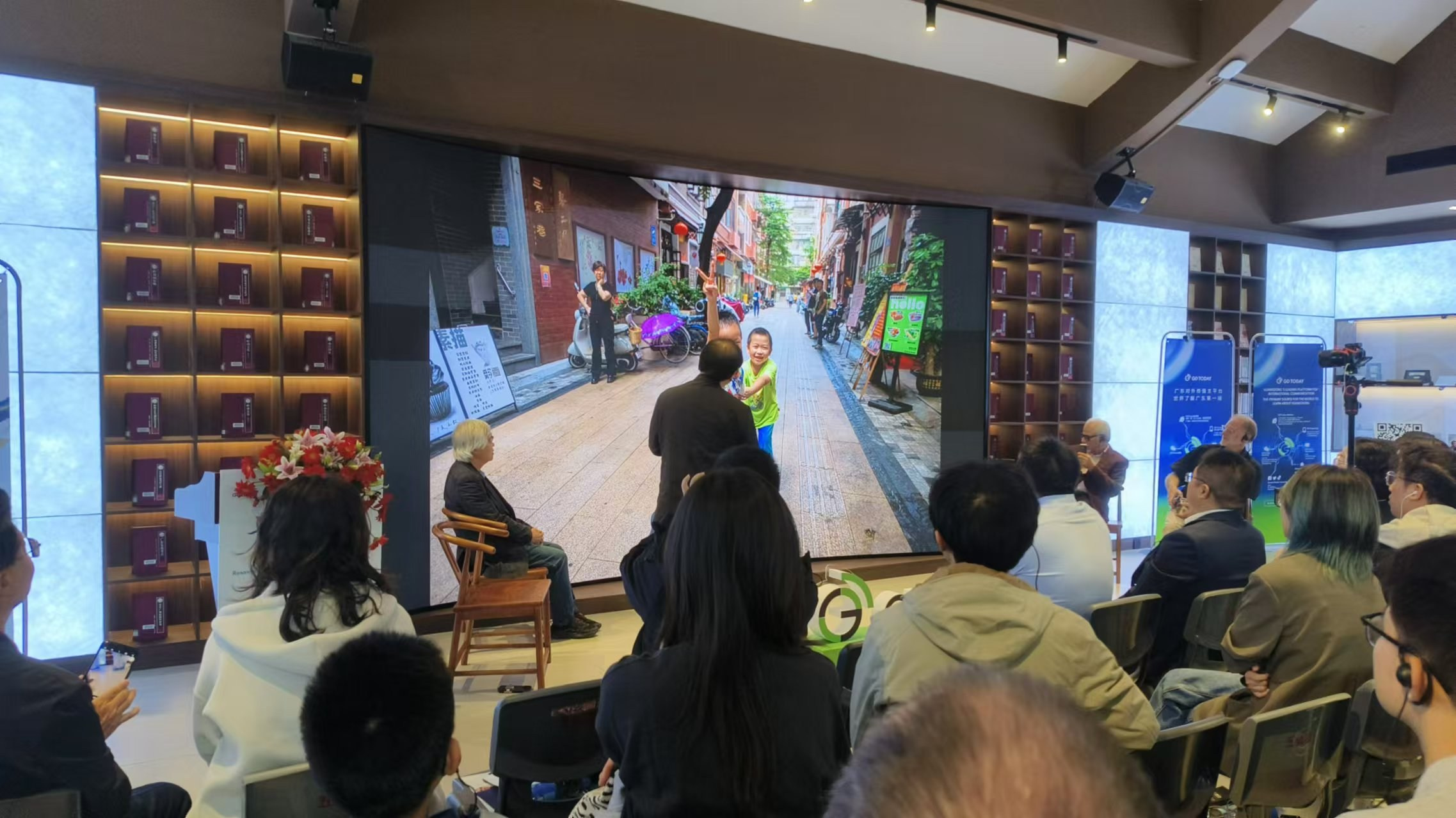 A&nbsp;very interesting meeting with four photographs and laureates of&nbsp;the Pulitzer Prizes took place in&nbsp;Guangzhou. I&nbsp;was one of&nbsp;those invited to&nbsp;this meeting and I&nbsp;want to&nbsp;share with you the photographs from that meeting and the emotions. Guests included Nick Ut, Ringo Chiu, Irfan Khan and Michael Nelson.