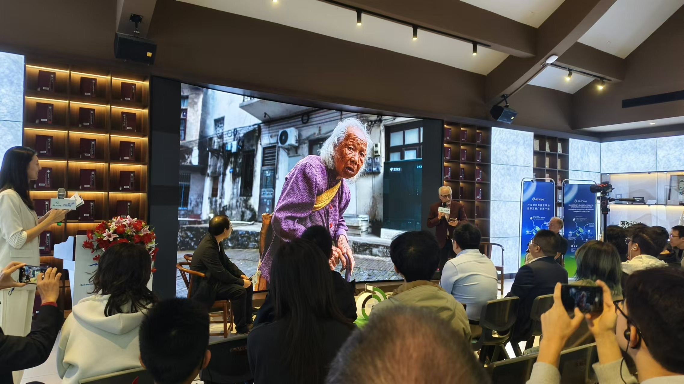 A&nbsp;very interesting meeting with four photographs and laureates of&nbsp;the Pulitzer Prizes took place in&nbsp;Guangzhou. I&nbsp;was one of&nbsp;those invited to&nbsp;this meeting and I&nbsp;want to&nbsp;share with you the photographs from that meeting and the emotions. Guests included Nick Ut, Ringo Chiu, Irfan Khan and Michael Nelson.