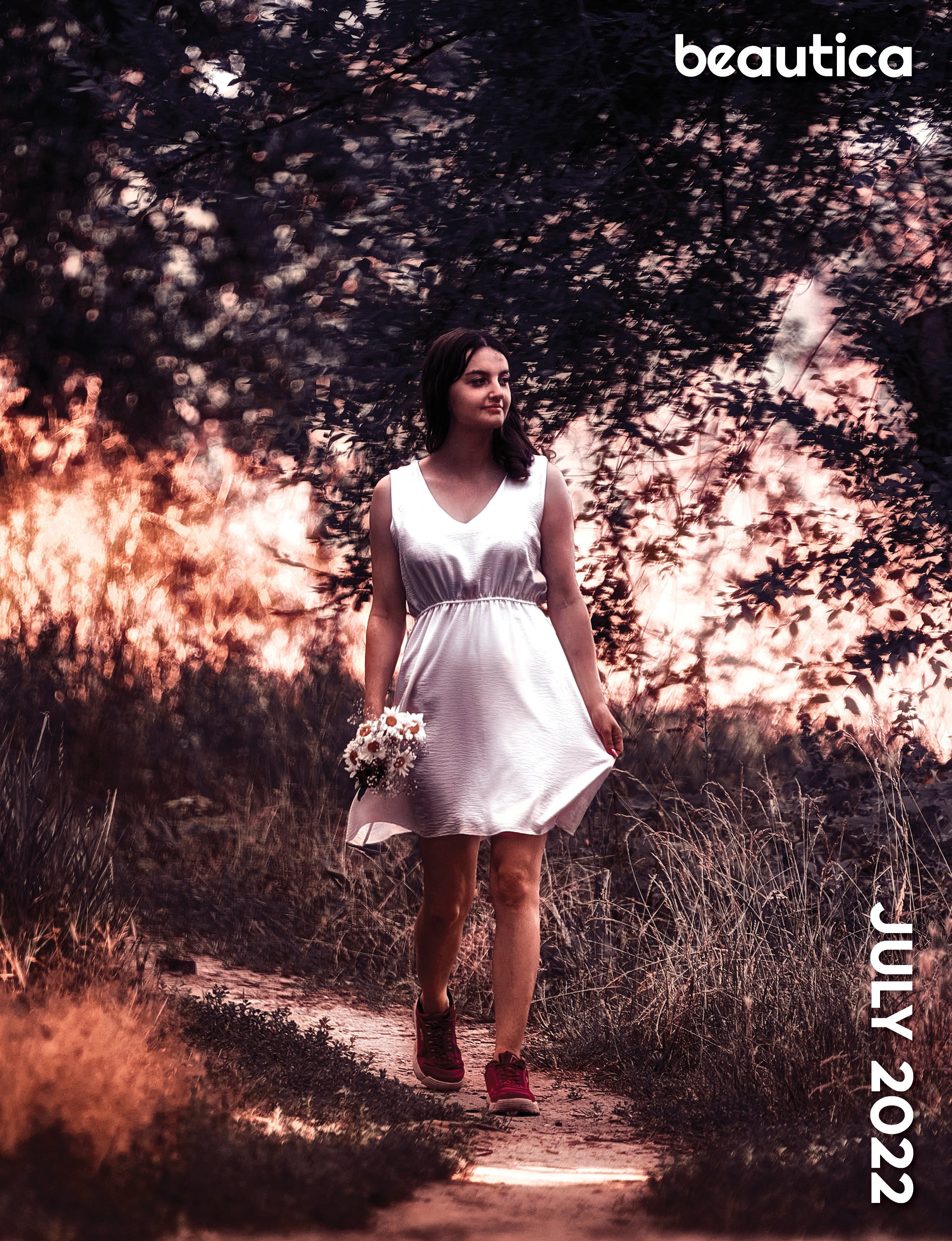 Девушка в белом платье гуляет в лесу по тропинке вечером на закате.