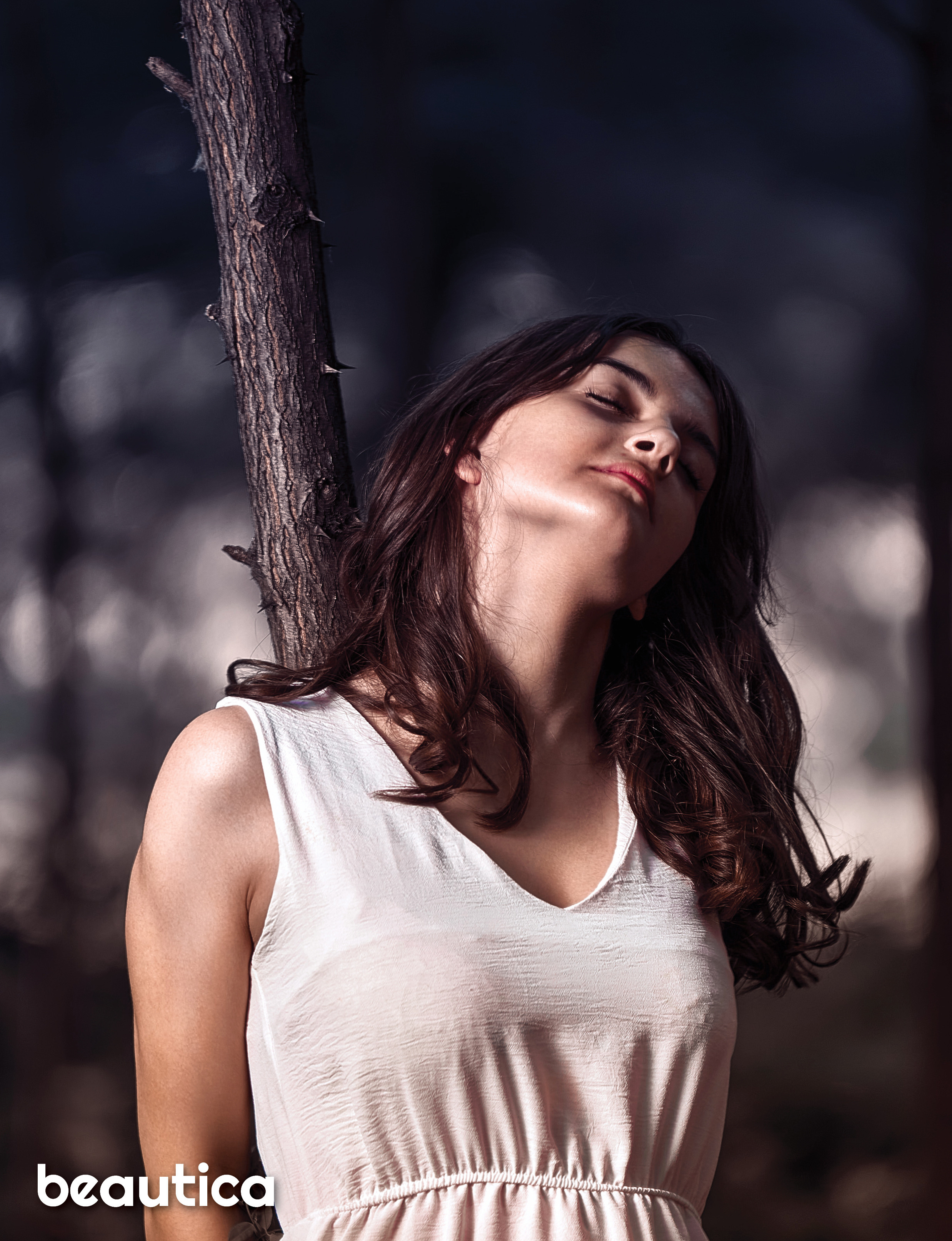 Атмосферный загадочный таинственный женский портрет в лесу.