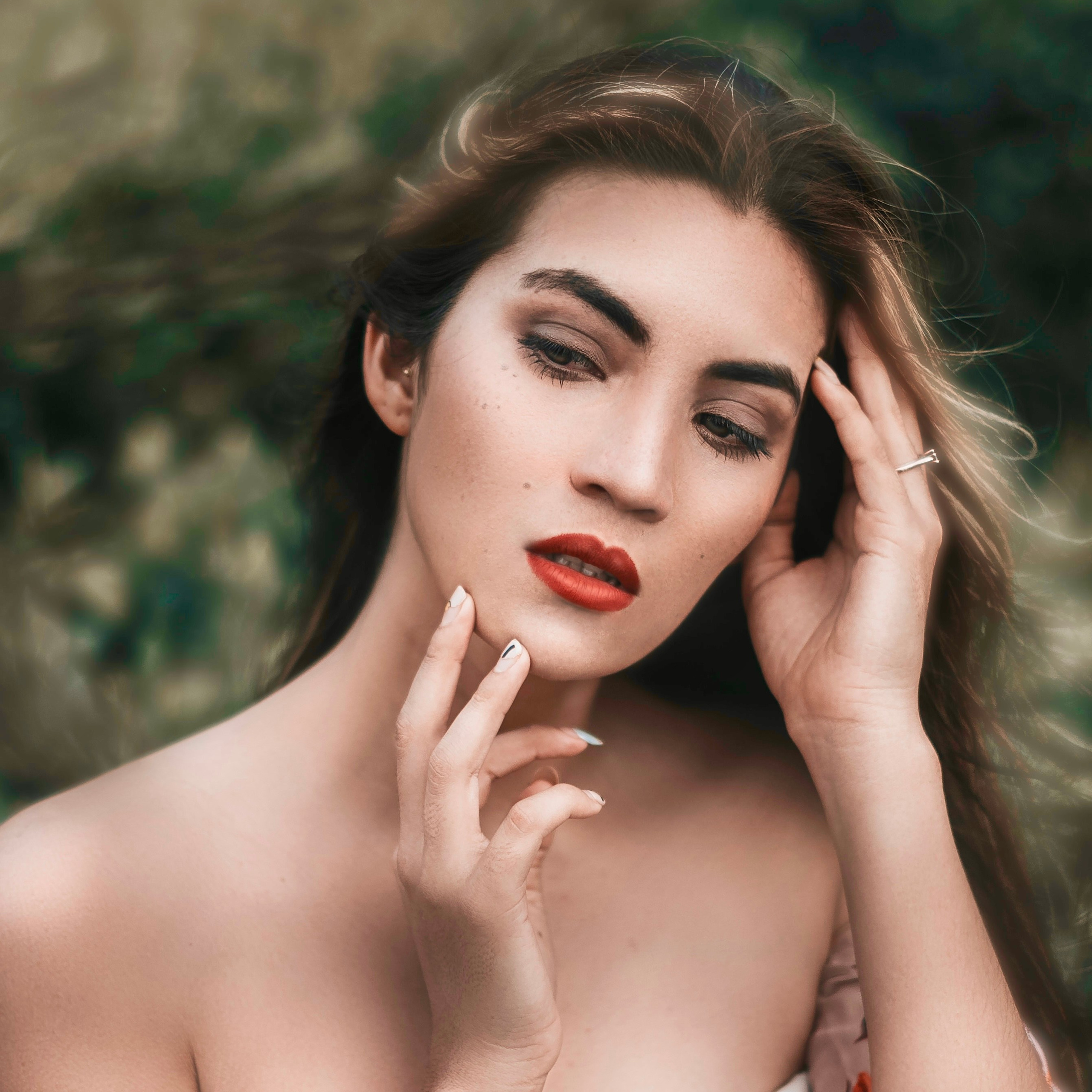 Retrato femenino con maquillaje artístico y vestido floral off-shoulder, sesión de retratos profesionales fine art, fotógrafo Carlos RaGo México