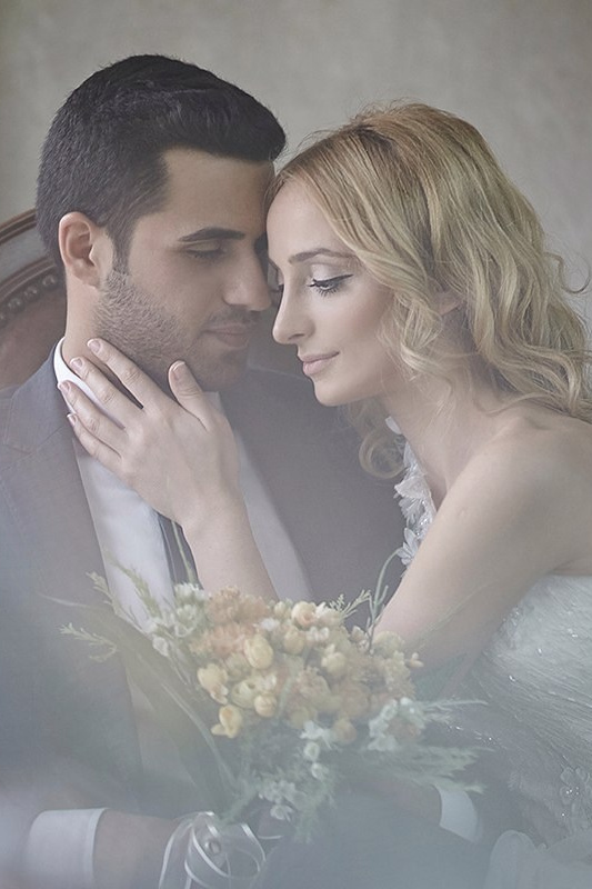 Séance photo de mariage élégante en intérieur – regard tendre entre les époux à Auxerre