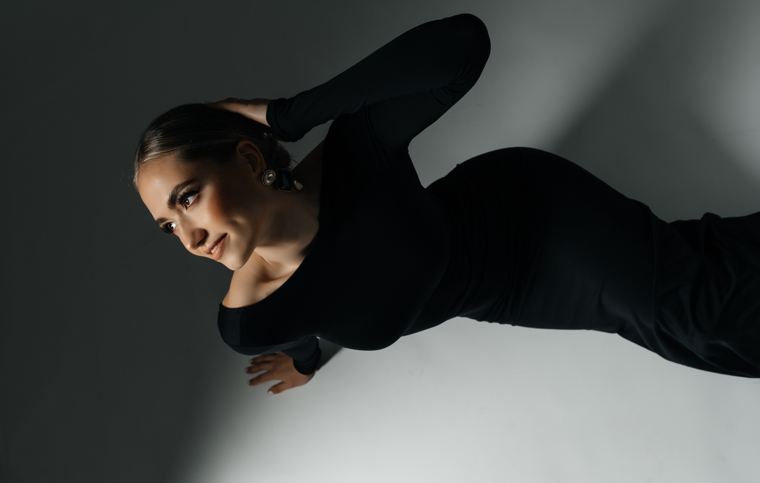 Model in High-Fashion-Outfit, aufgenommen von Anna Saribekyan, Fashion-Fotografin in Würzburg.