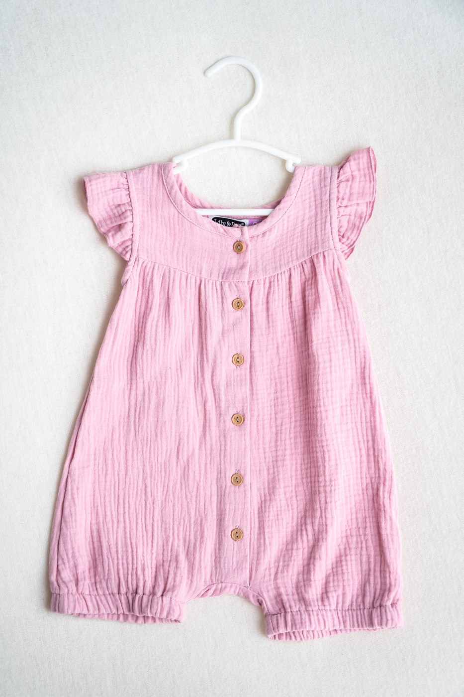 Cake smash outfits for girls. Newborn and family photographer. Hills District. Sydney