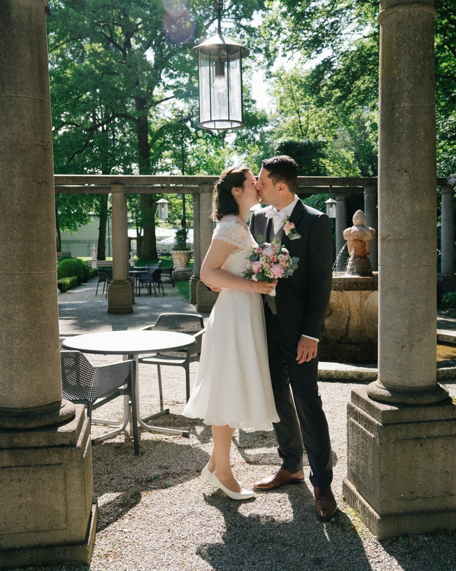 Paar küsst sich im Schloss Suresnes in München während der standesamtlichen Trauung
