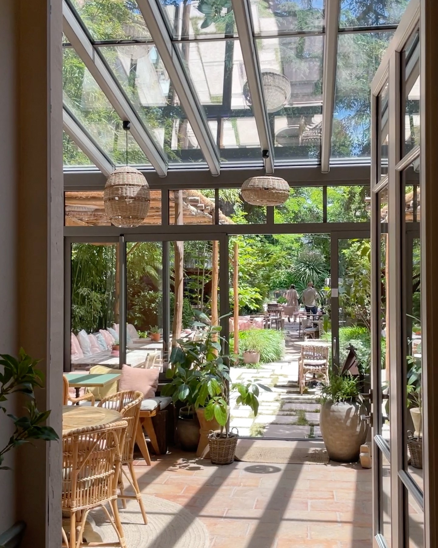 Guide to the best Personal Brand photo shoot Locations in Toulouse. Eugenie Smirnova — wedding, corporate and lifestyle photographer in Toulouse and Southwest France