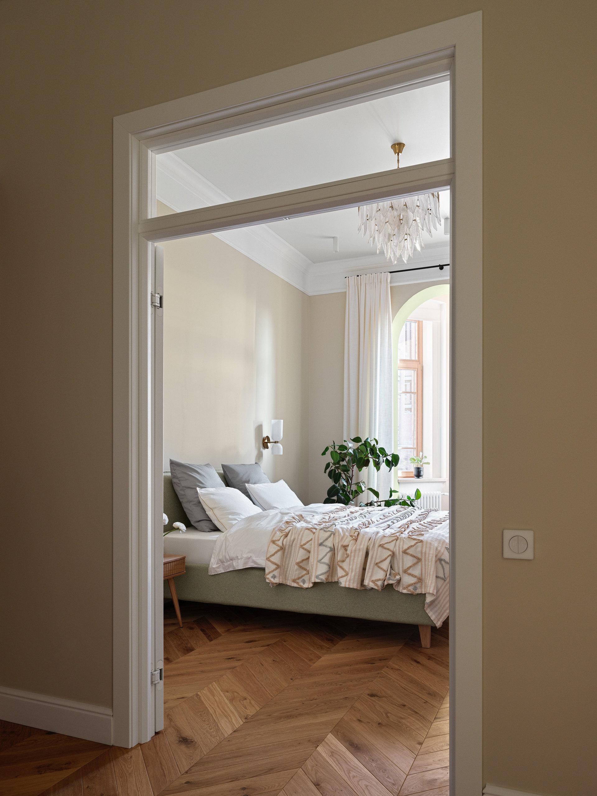 Спальня с винтажной кроватью и тумбочками