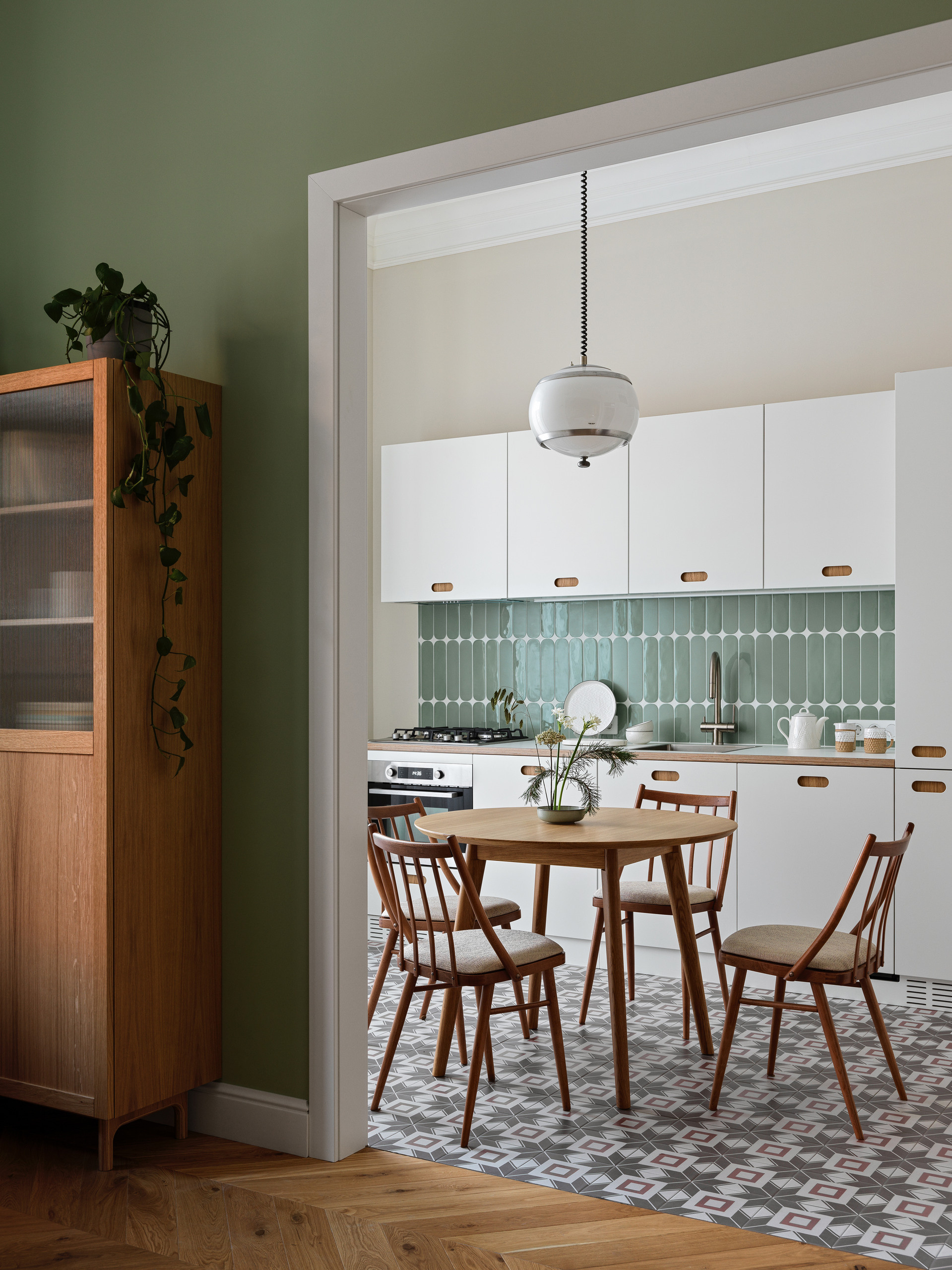 Кухня с гарнитуром в стиле ИКЕА и обеденным столом