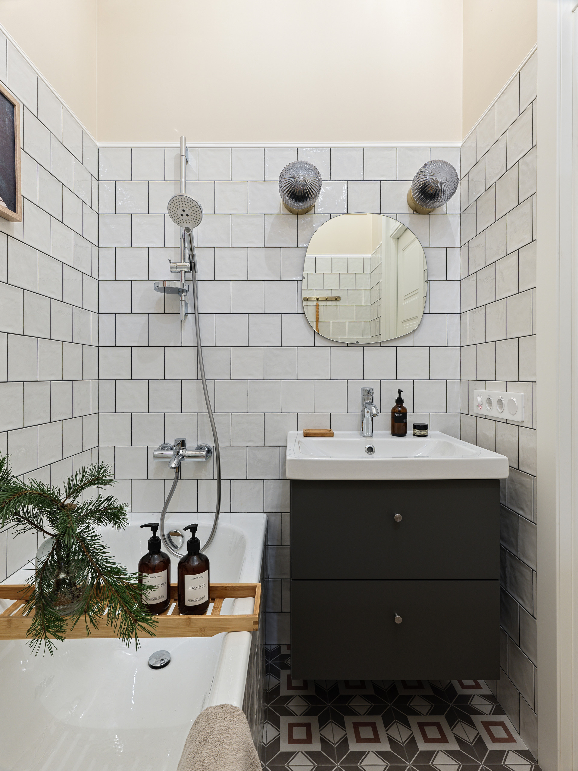 Ванная комната в ретро-стиле с оригинальной плиткой и современной сантехникой