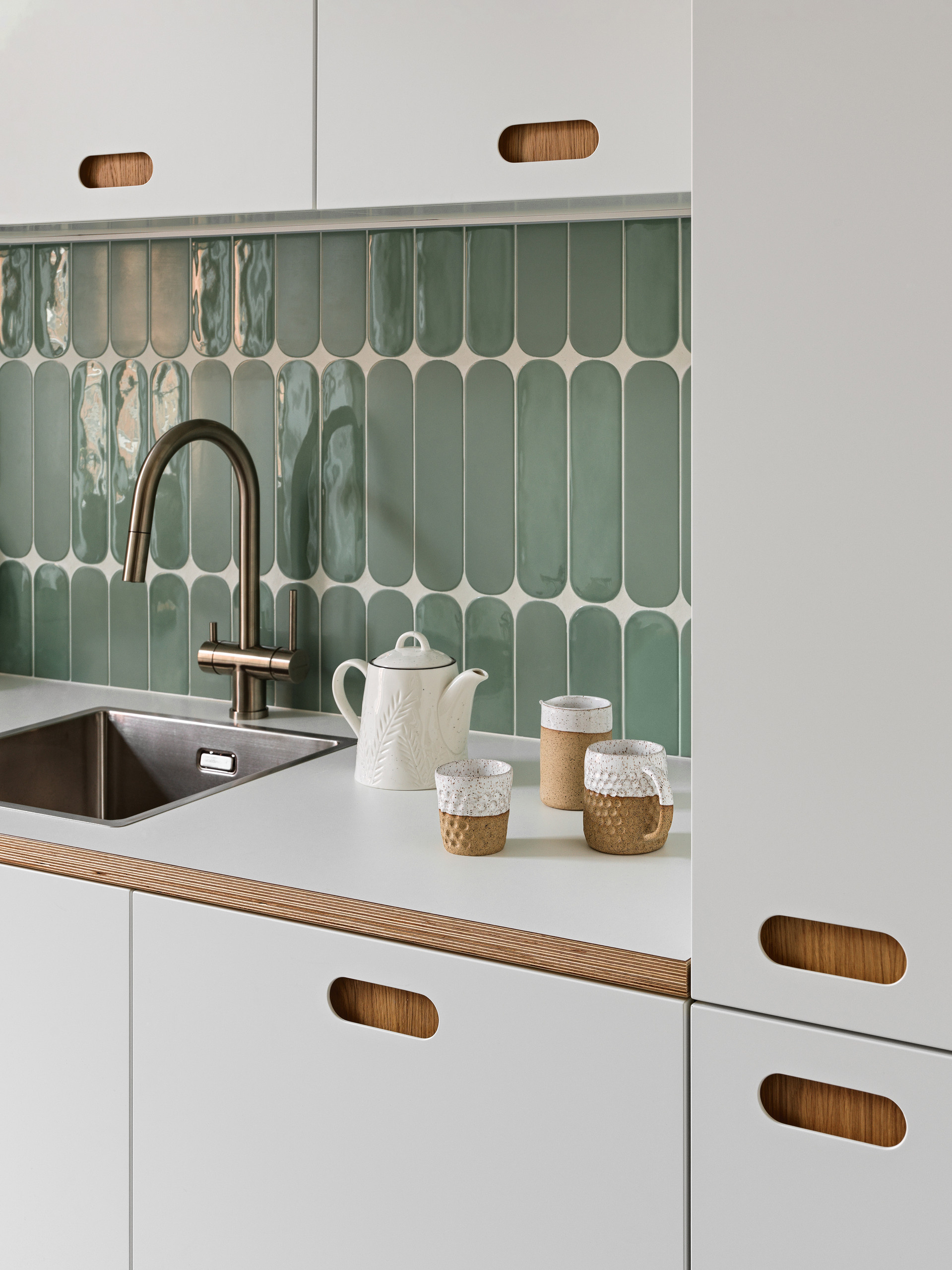 Современная кухня из фанеры с акцентами на ретро-стиль.