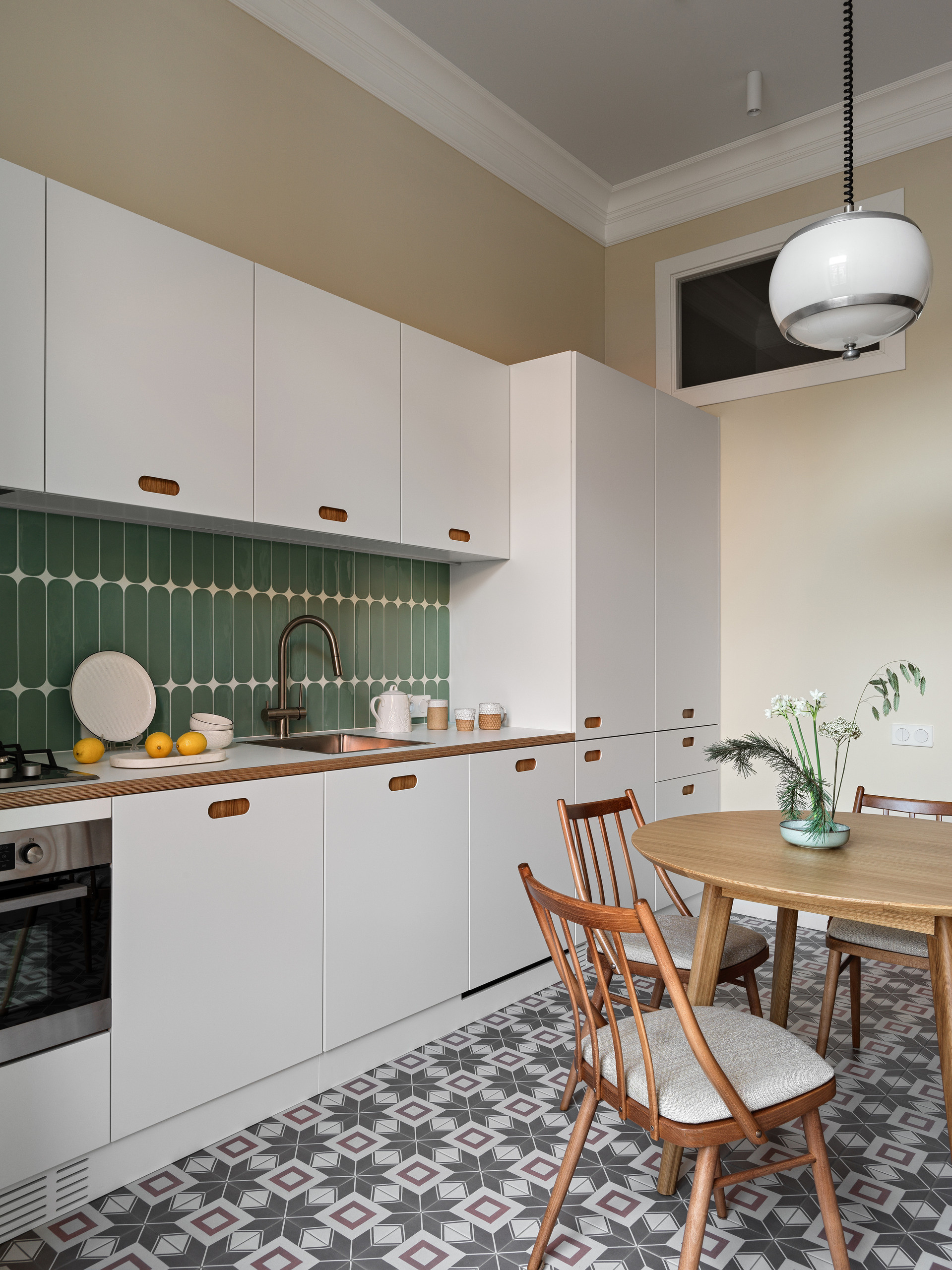 Функциональная кухня с оригинальными светильниками и ретро декором.