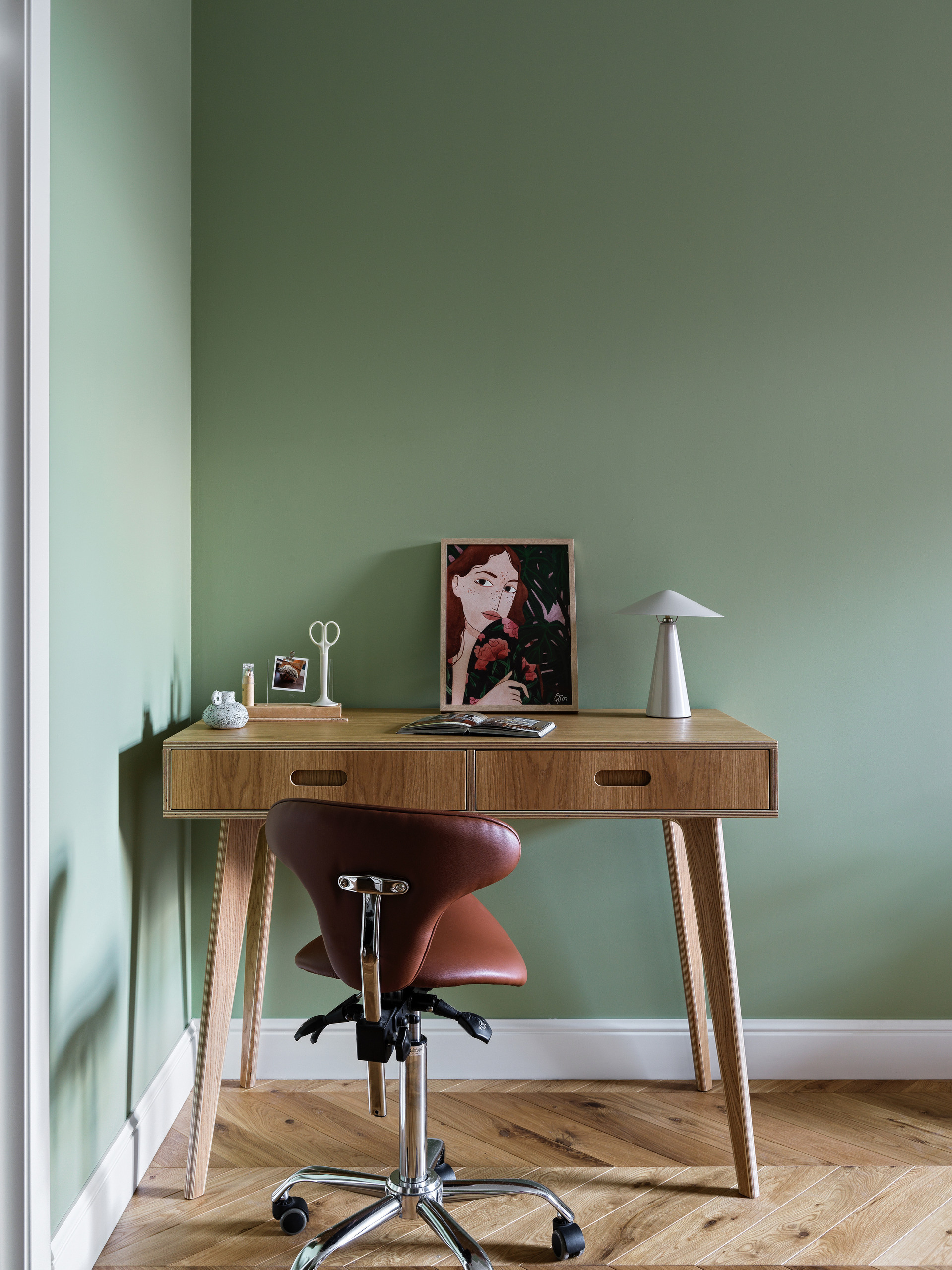 Современная гостиная с ретро-акцентами и необычными предметами декора.