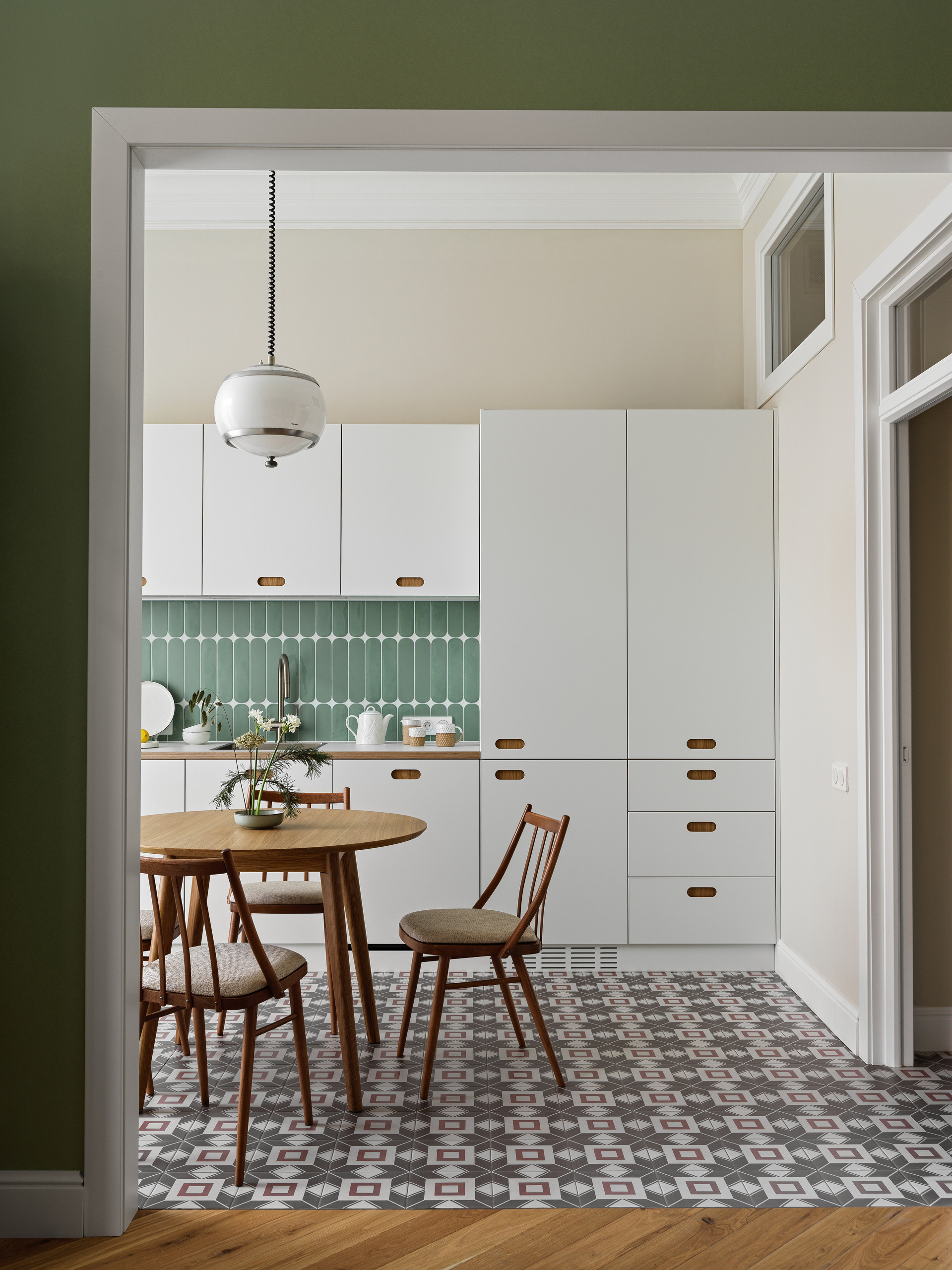 Ретро-кухня с современной техникой и винтажным декором.