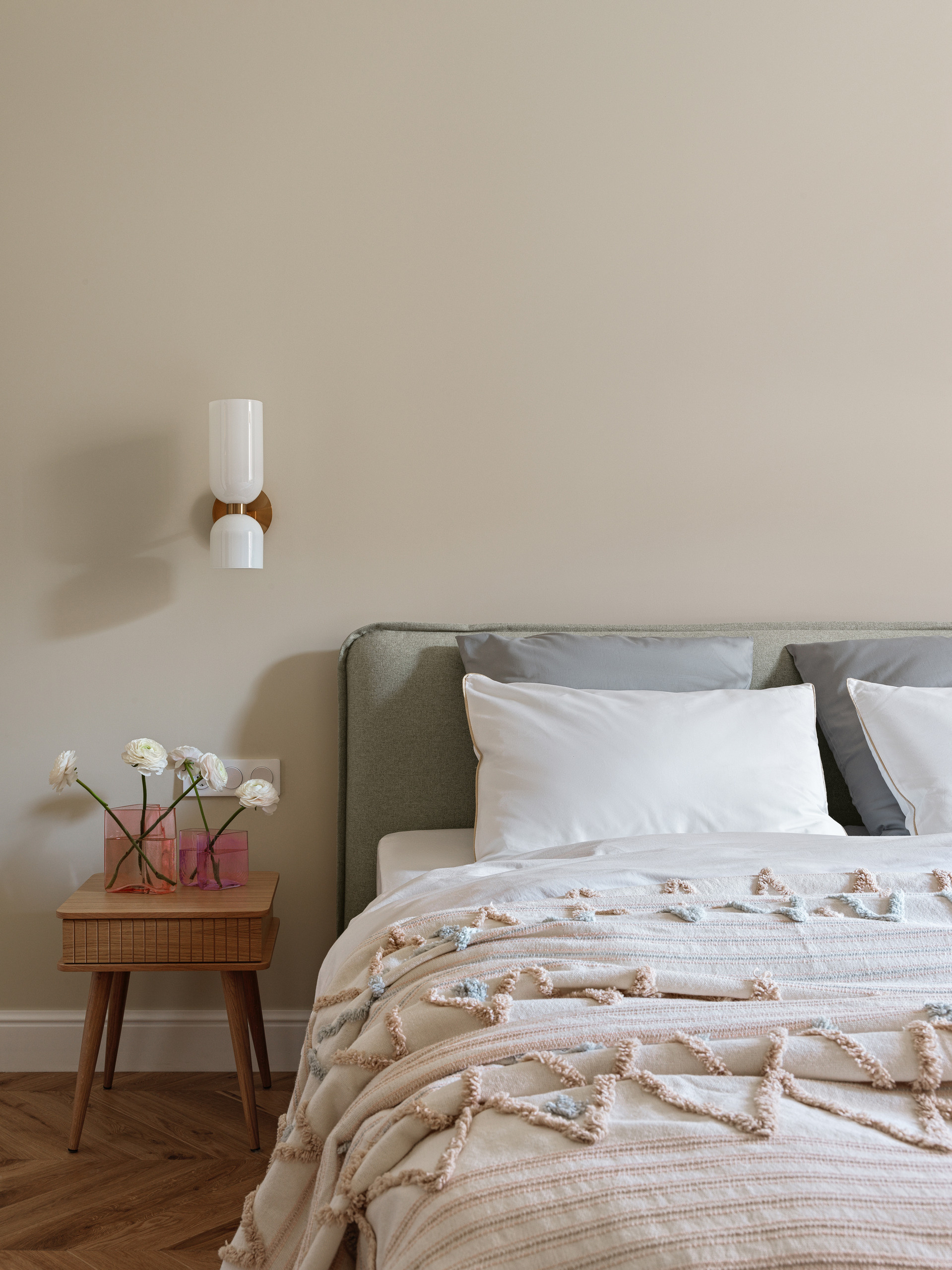 Уютная спальня в ретро-стиле с винтажной мебелью и современными акцентами