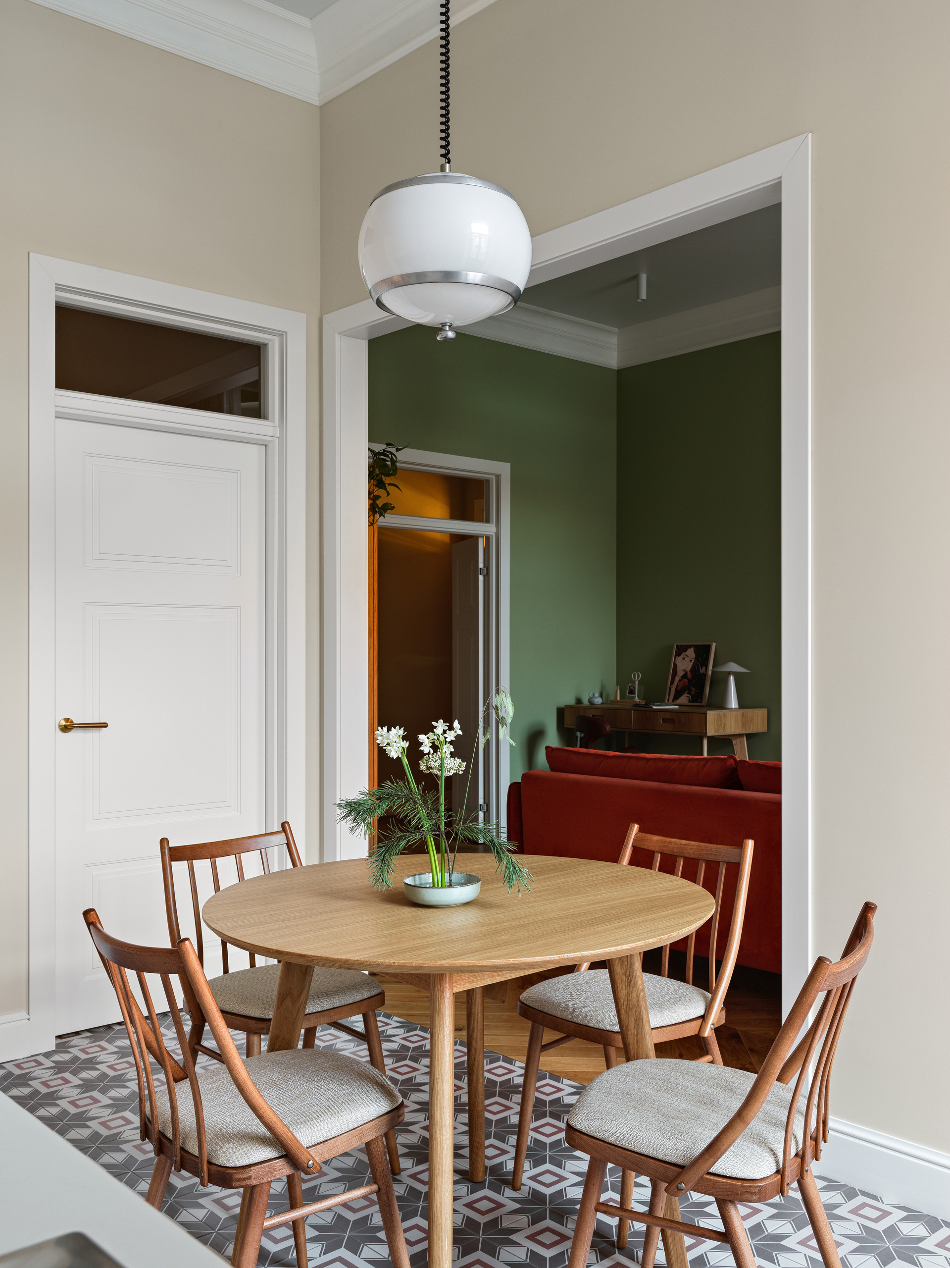 Кухня-гостиная с шпонированной мебелью в ретро-стиле.