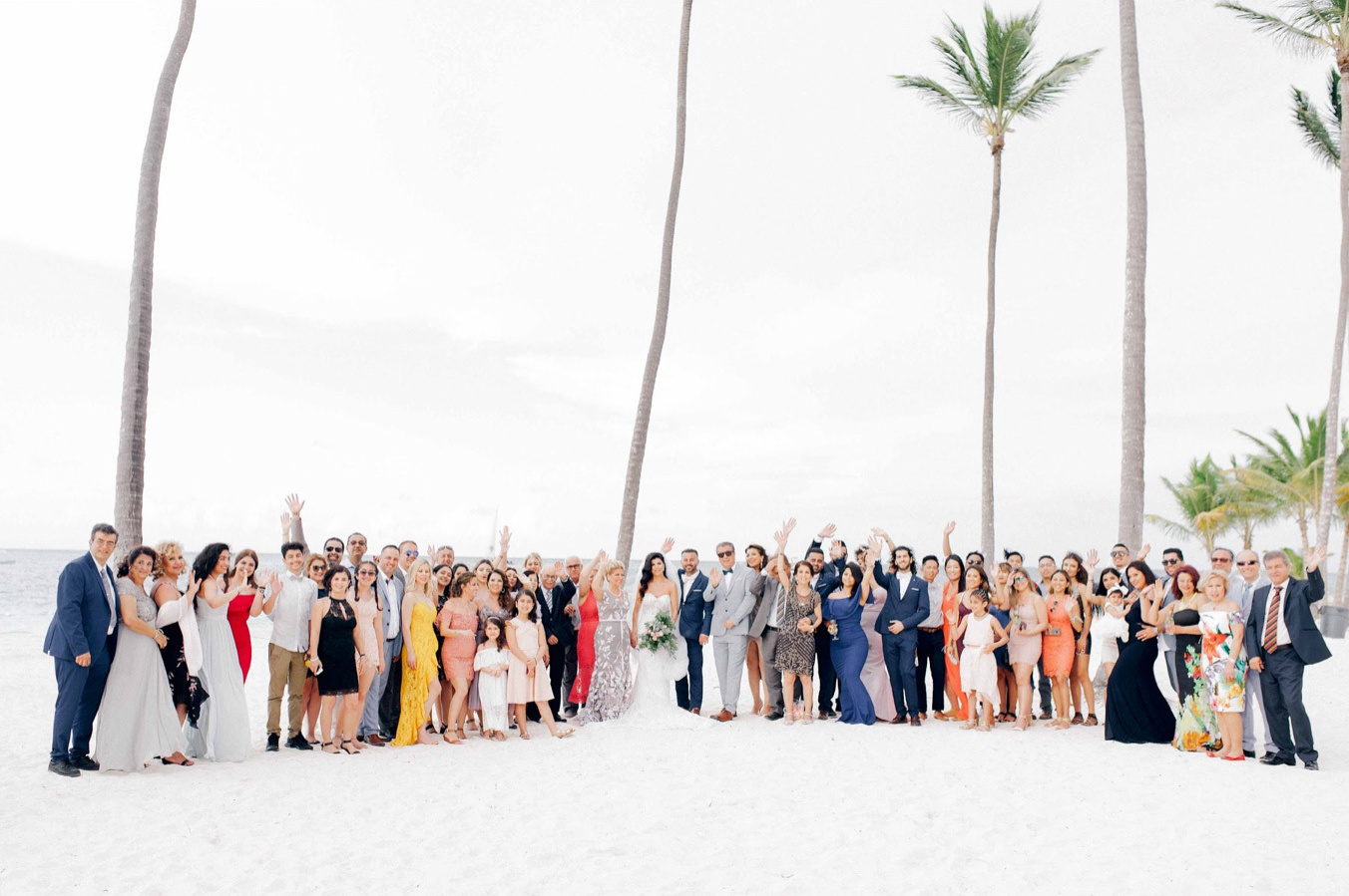 Все гости и молодожены  на групповой фотографии. 