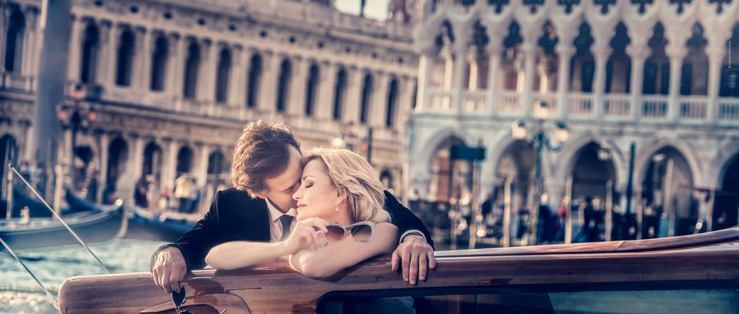 Photoshoot in Italy: Elopement photography in Venice with St. Mark’s Square backdrop, timeless moment by Mimmo De Nicolais, destination photographer across Italy and all over the world”