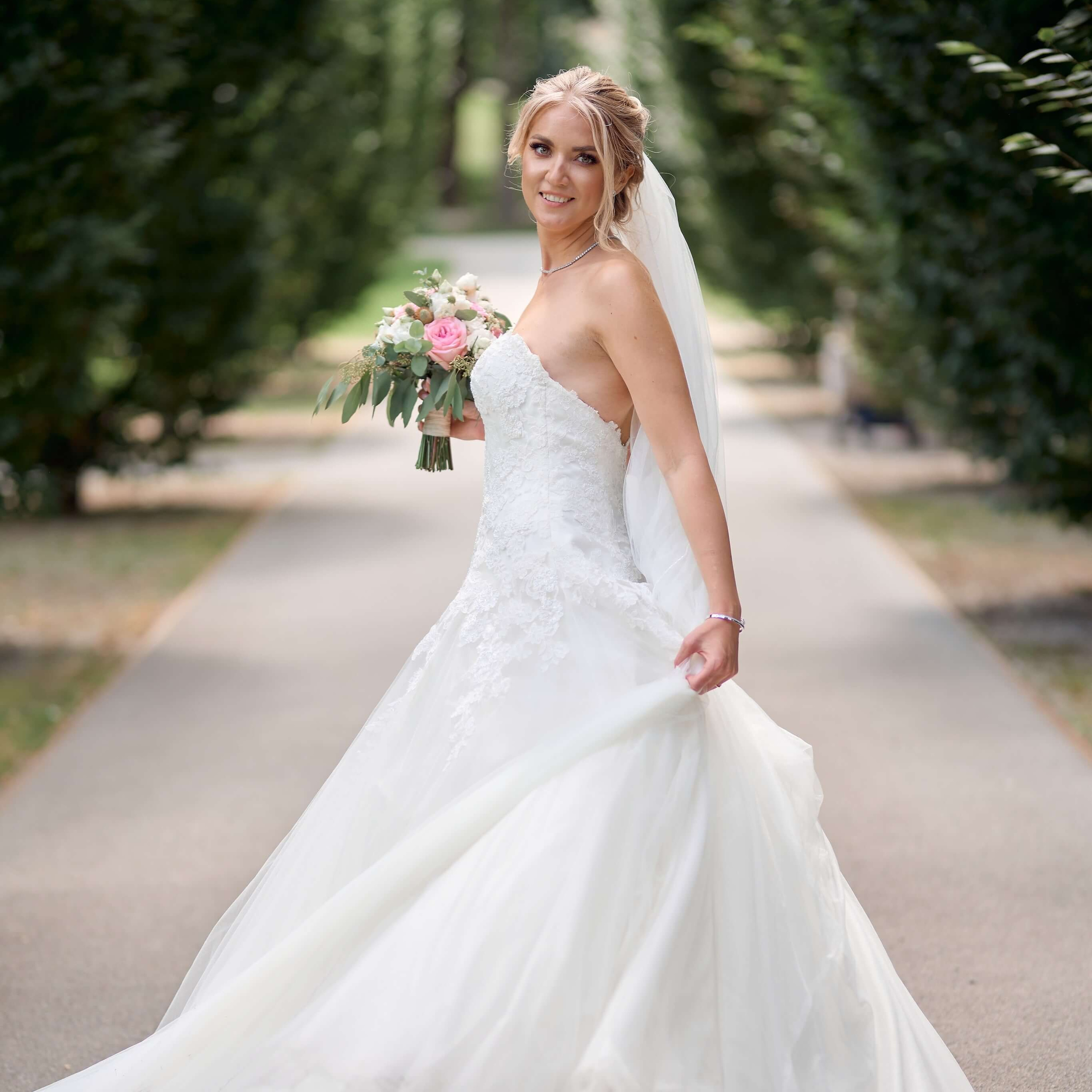 Strahlende Braut Viktoria im eleganten Hochzeitskleid beim Brautshooting in Karlsruhe, fotografiert von Hochzeitsfotograf Alex Fetter.