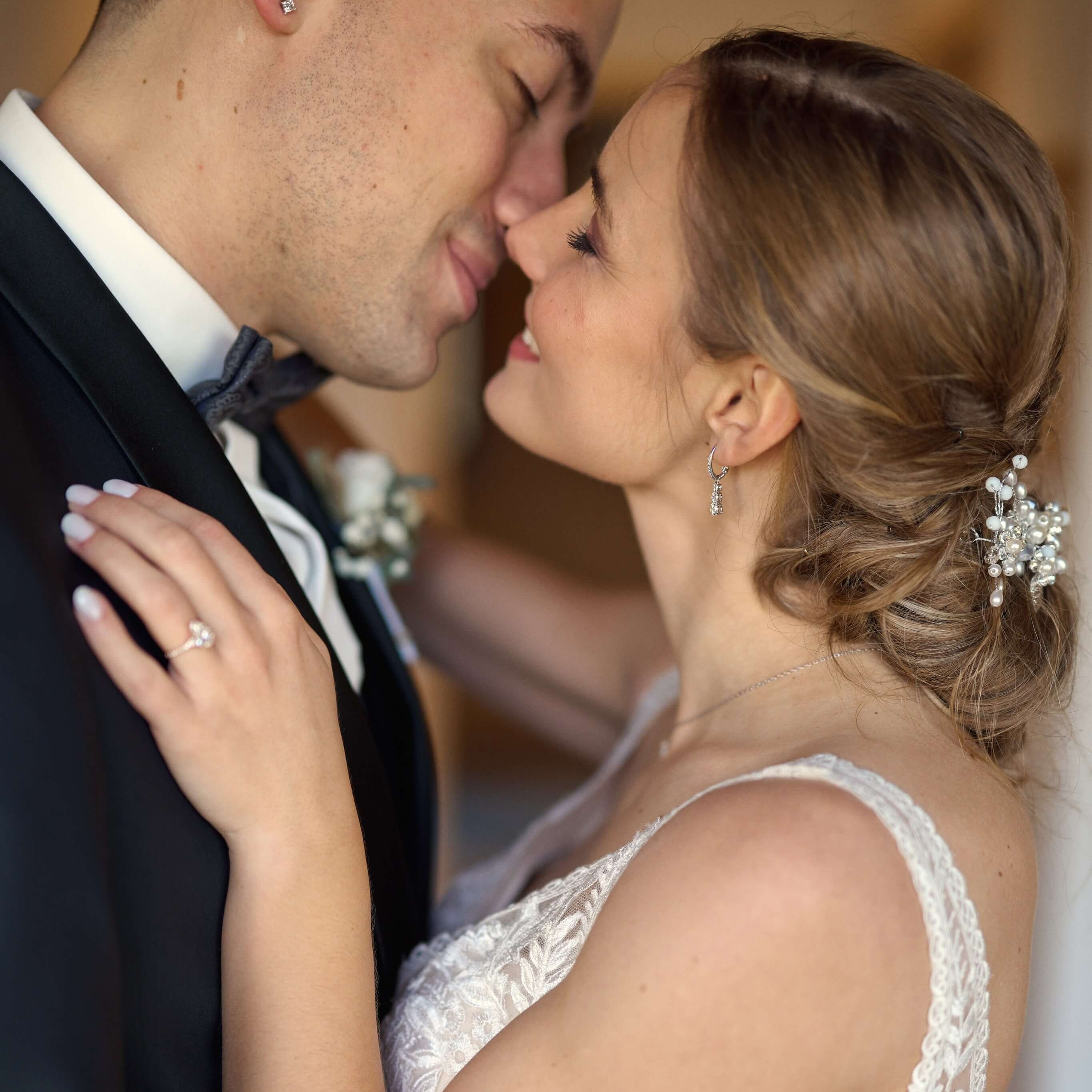 Nahaufnahme eines innigen Moments zwischen Braut und Bräutigam bei einer deutsch-amerikanischen Hochzeit, fotografiert von Alex Fetter.