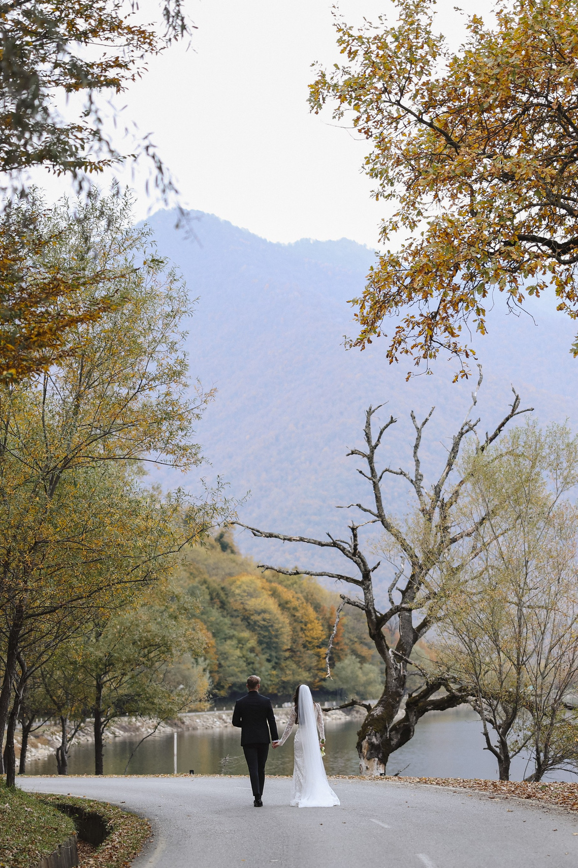 Жених и невеста на свадьбе для двоих в Грузии, Кахетии