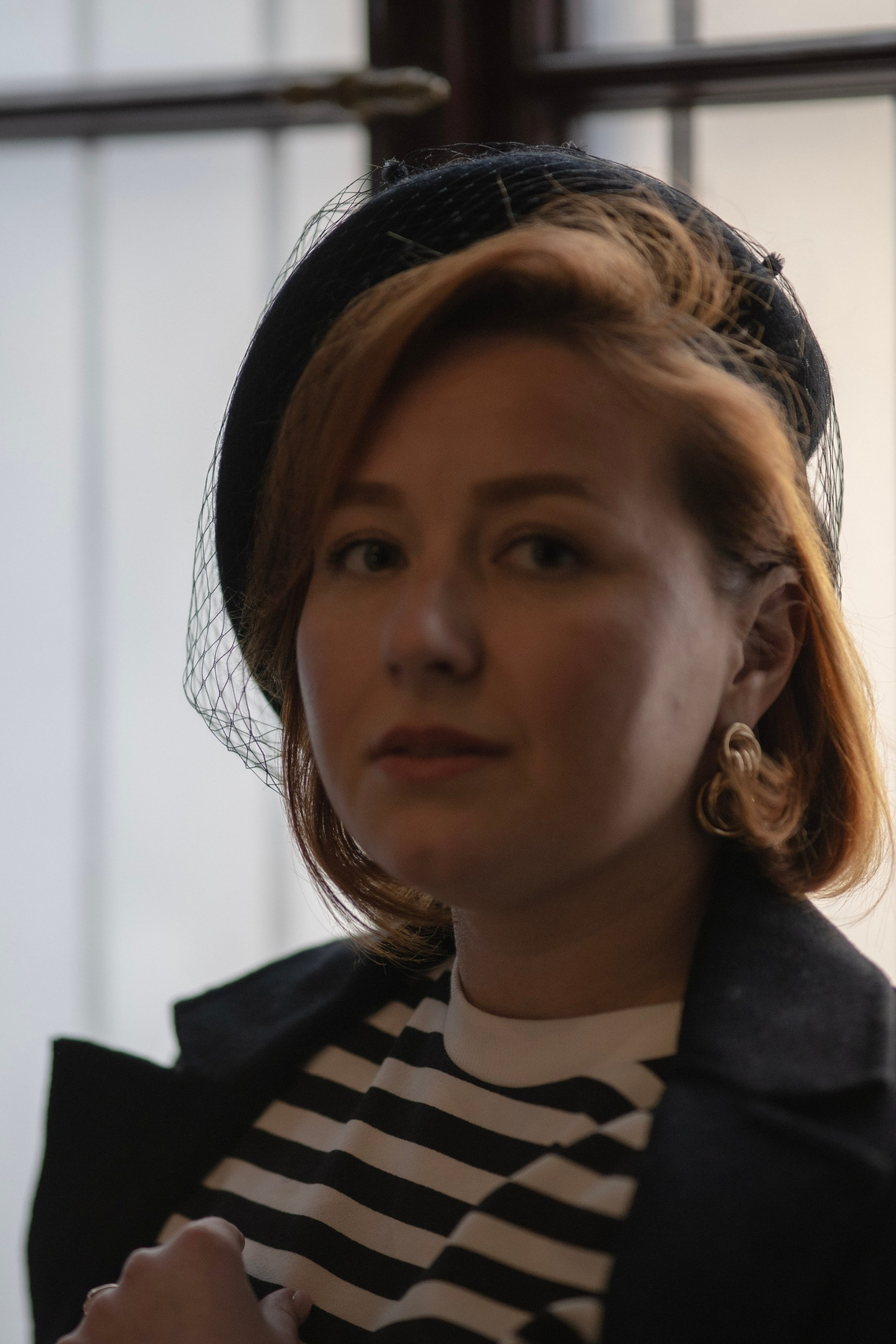 Девушка с бокалом просеко улыбается смотрит в камеру празник мероприятие черно белый портрет