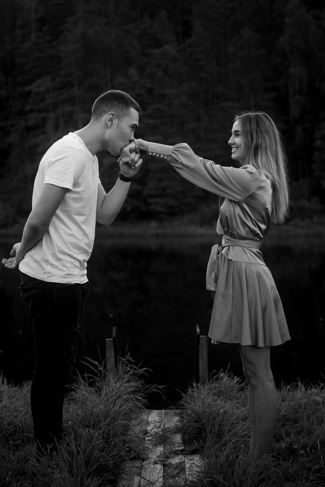 Poros fotosesija Love Story stiliumi – jauna pora apsikabinusi, fotografuota Jevgenijaus Balezino studijoje Vilniuje