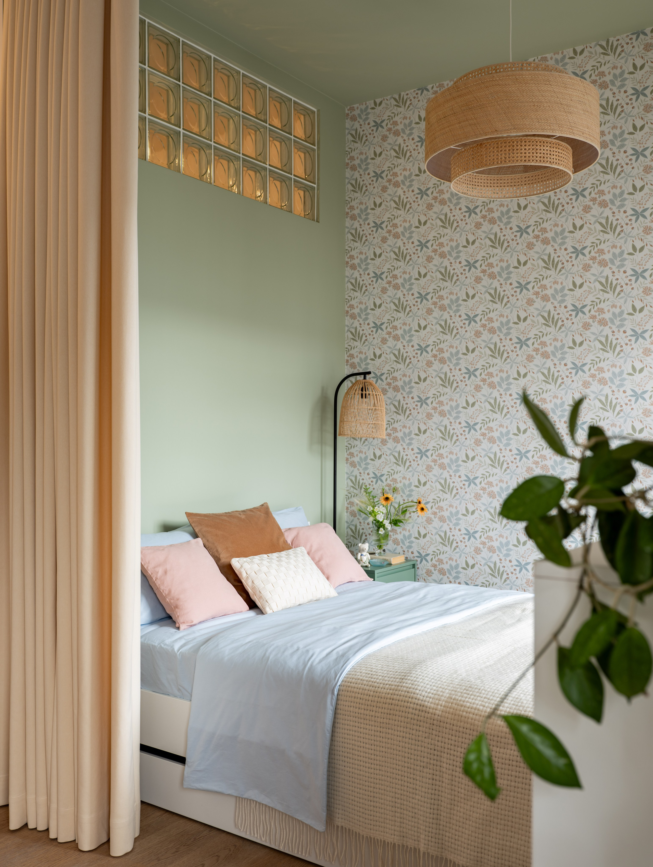 Спальня за шторой, зонированная перегородкой из стеклоблоков.