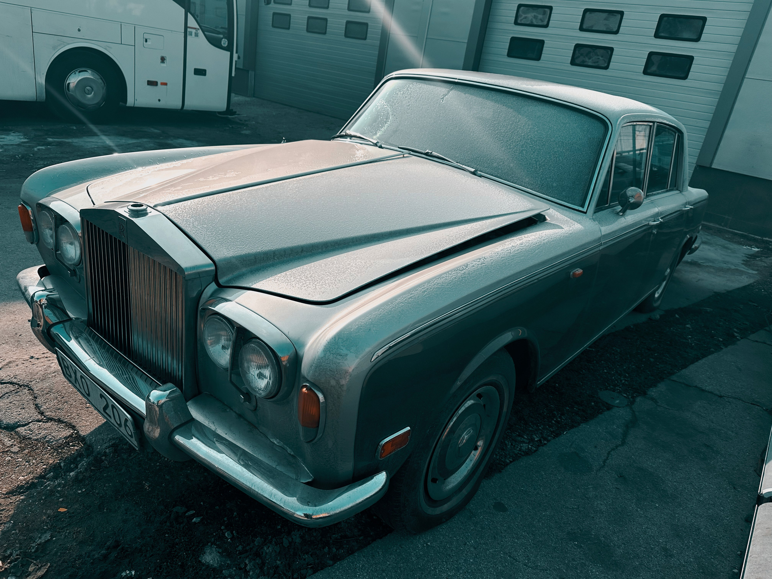 Ретро-фотография Rolls-Royce Silver Shadow 1971 года, демонстрирующая его вневременной дизайн.