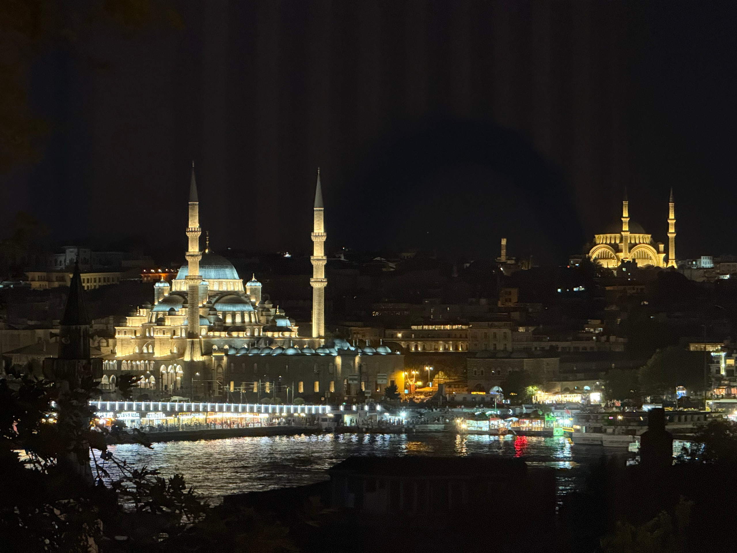 9 Tage in der Türkei: Entspannt und locker. Zwei Tage in jeder Stadt: Istanbul, Antalya, Kaş und ein Villenaufenthalt mit Bergblick