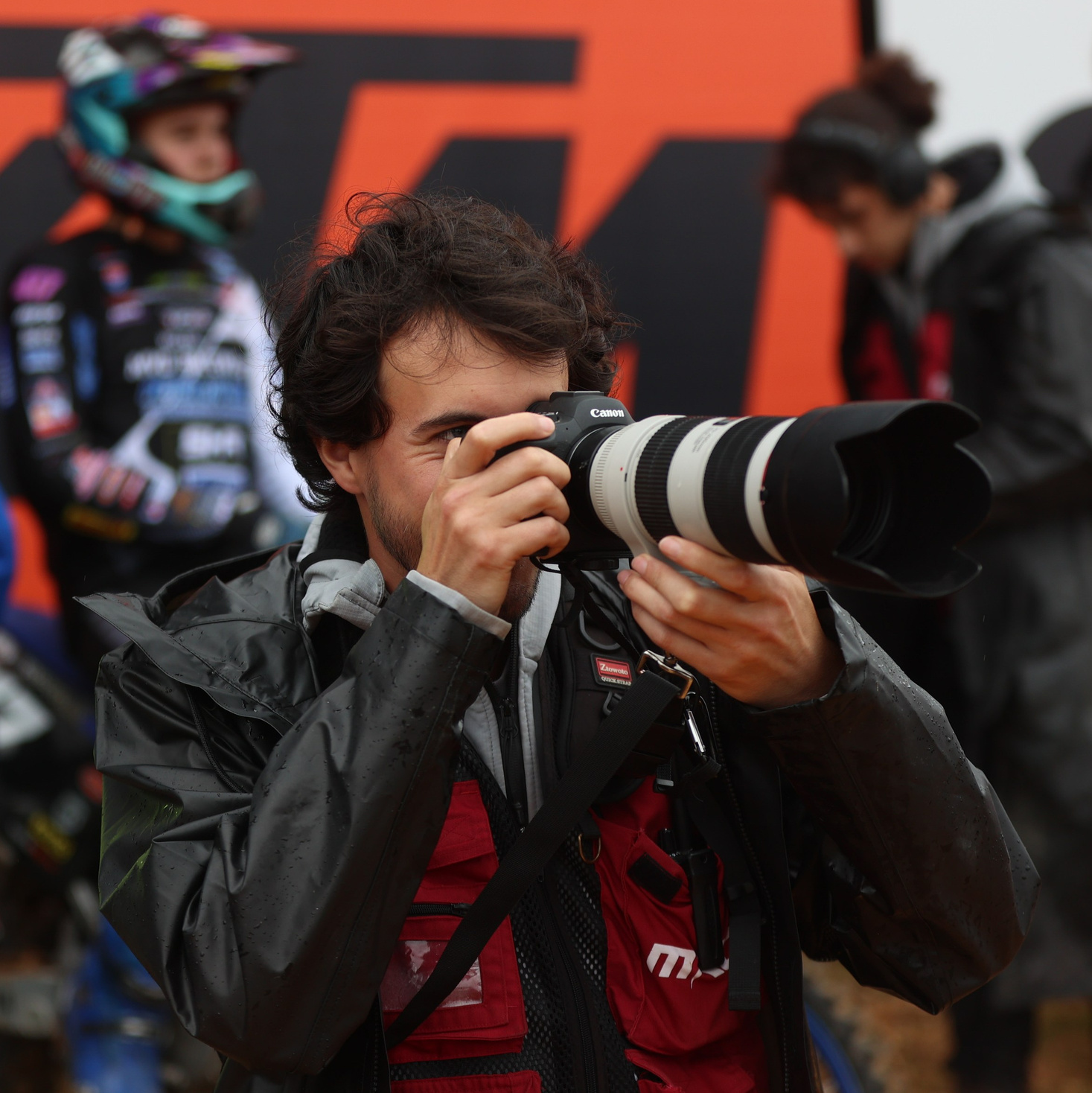 Fotógrafo a fotografar pilotos na partida de uma corrida de MXGP