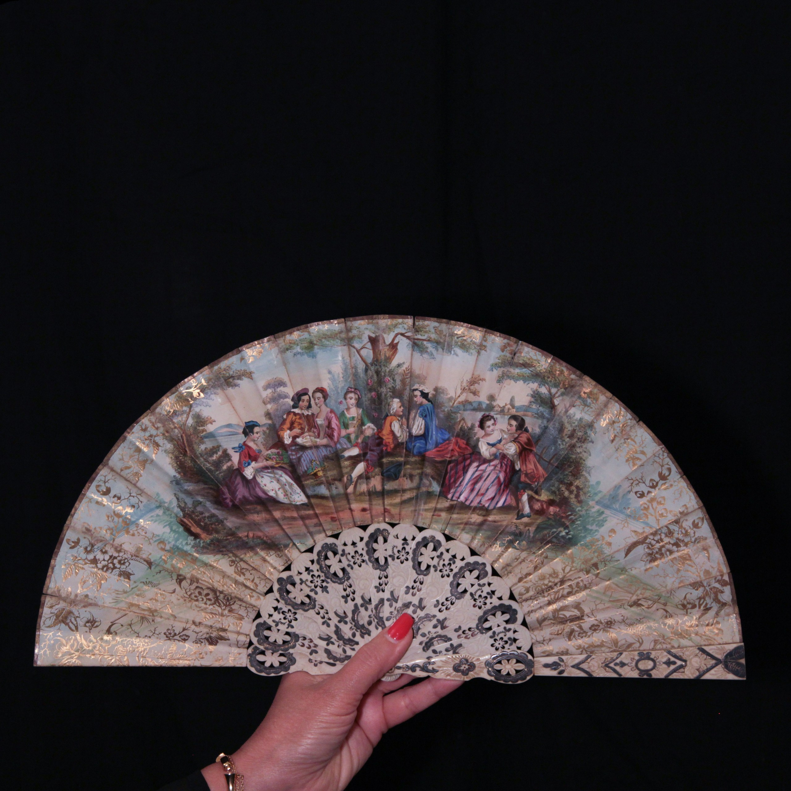 Antique fans. Современнные и актикварные украшения в Барселоне, Москве и Санкт-Петербурге