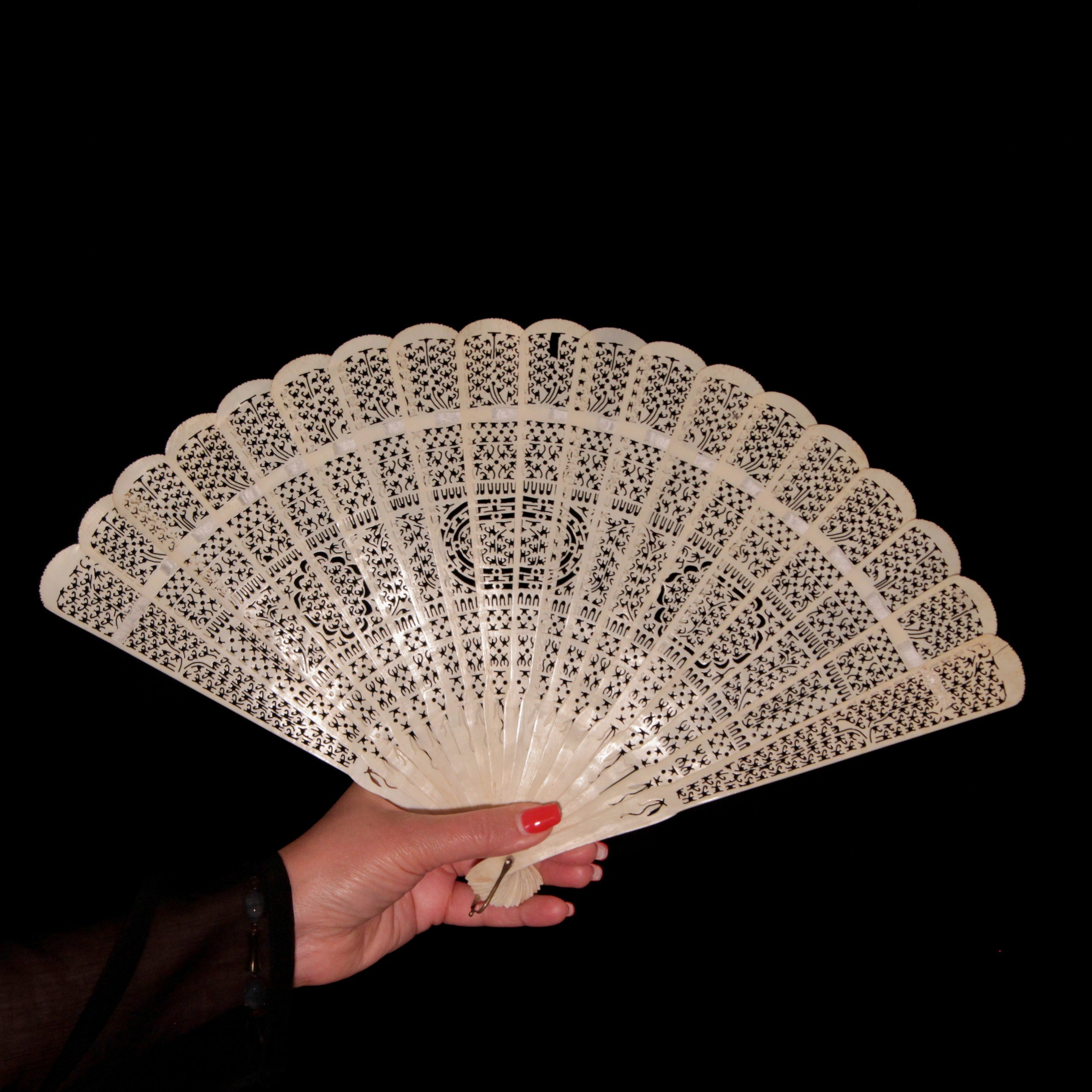 Antique fans. Современнные и актикварные украшения в Барселоне, Москве и Санкт-Петербурге