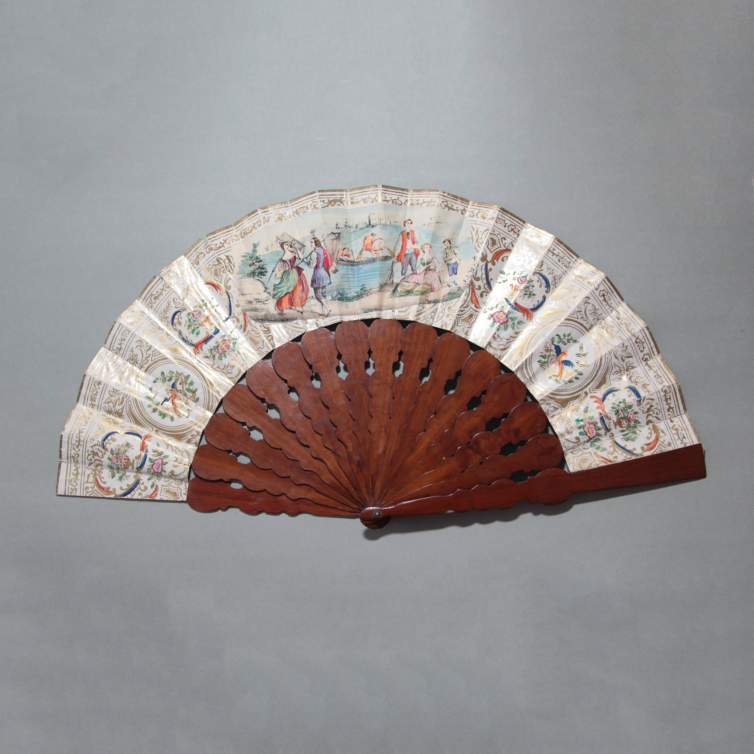 Antique fans. Современнные и актикварные украшения в Барселоне, Москве и Санкт-Петербурге