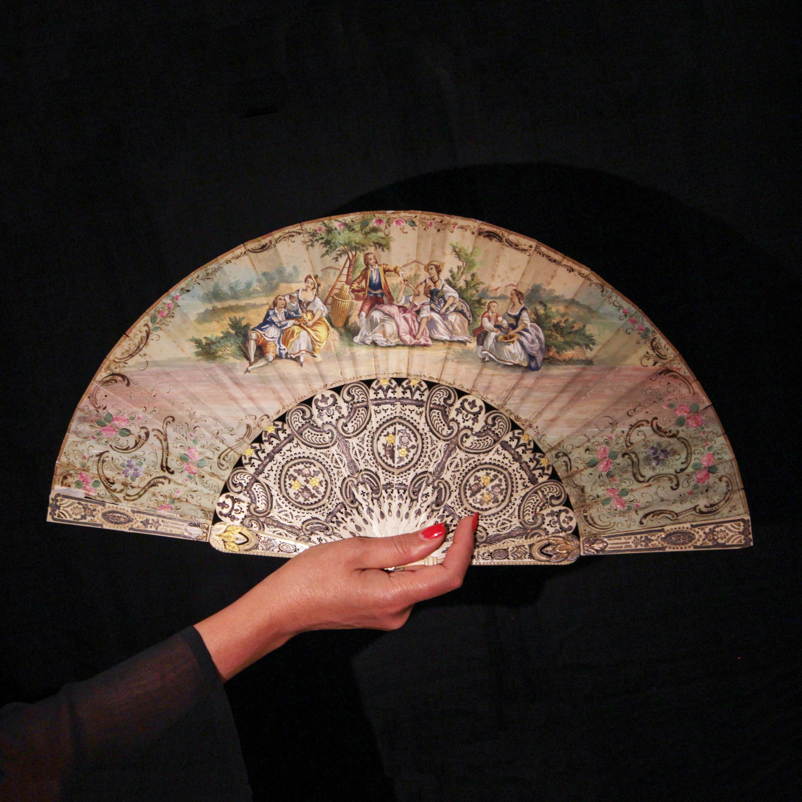 Antique fans. Современнные и актикварные украшения в Барселоне, Москве и Санкт-Петербурге