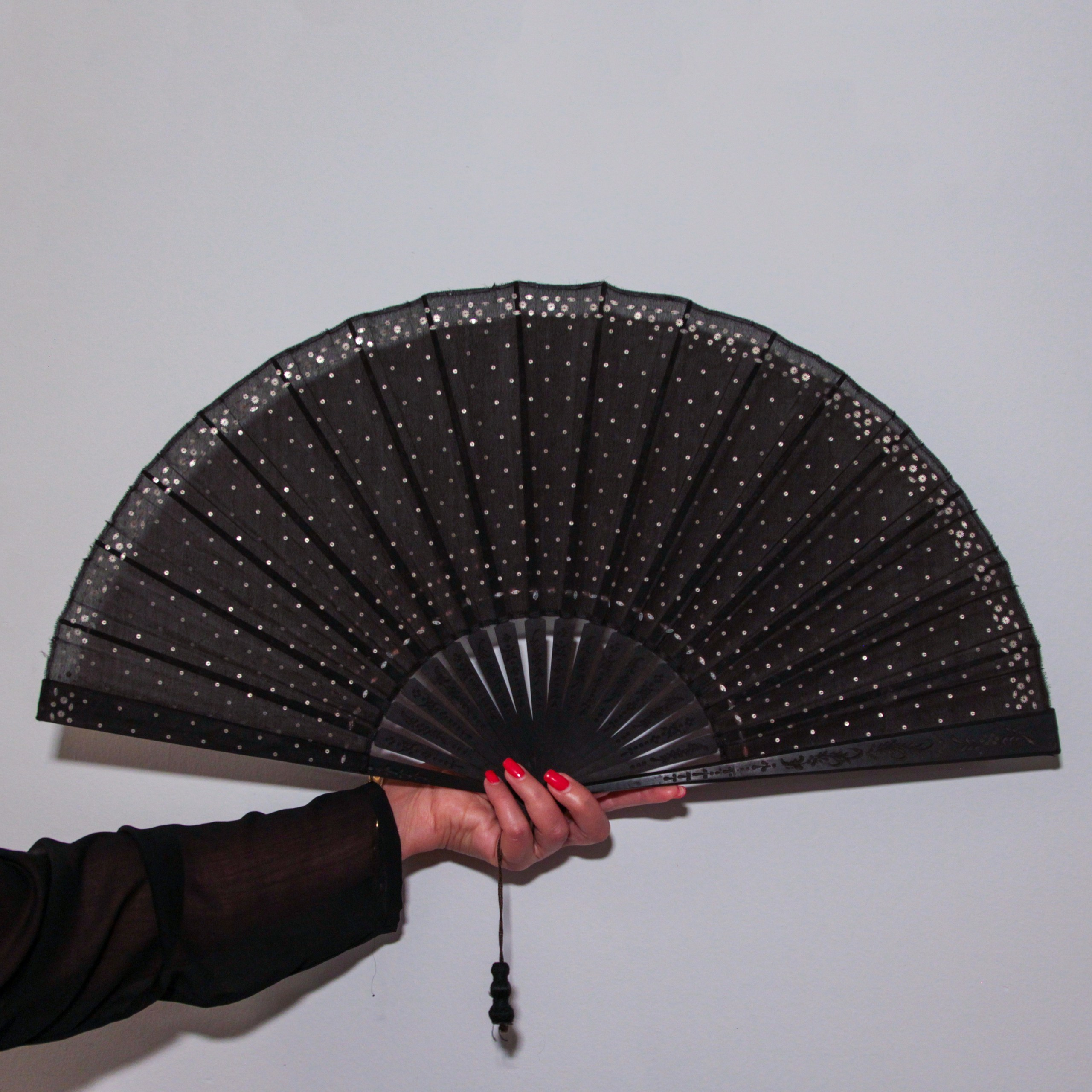 Antique fans. Современнные и актикварные украшения в Барселоне, Москве и Санкт-Петербурге