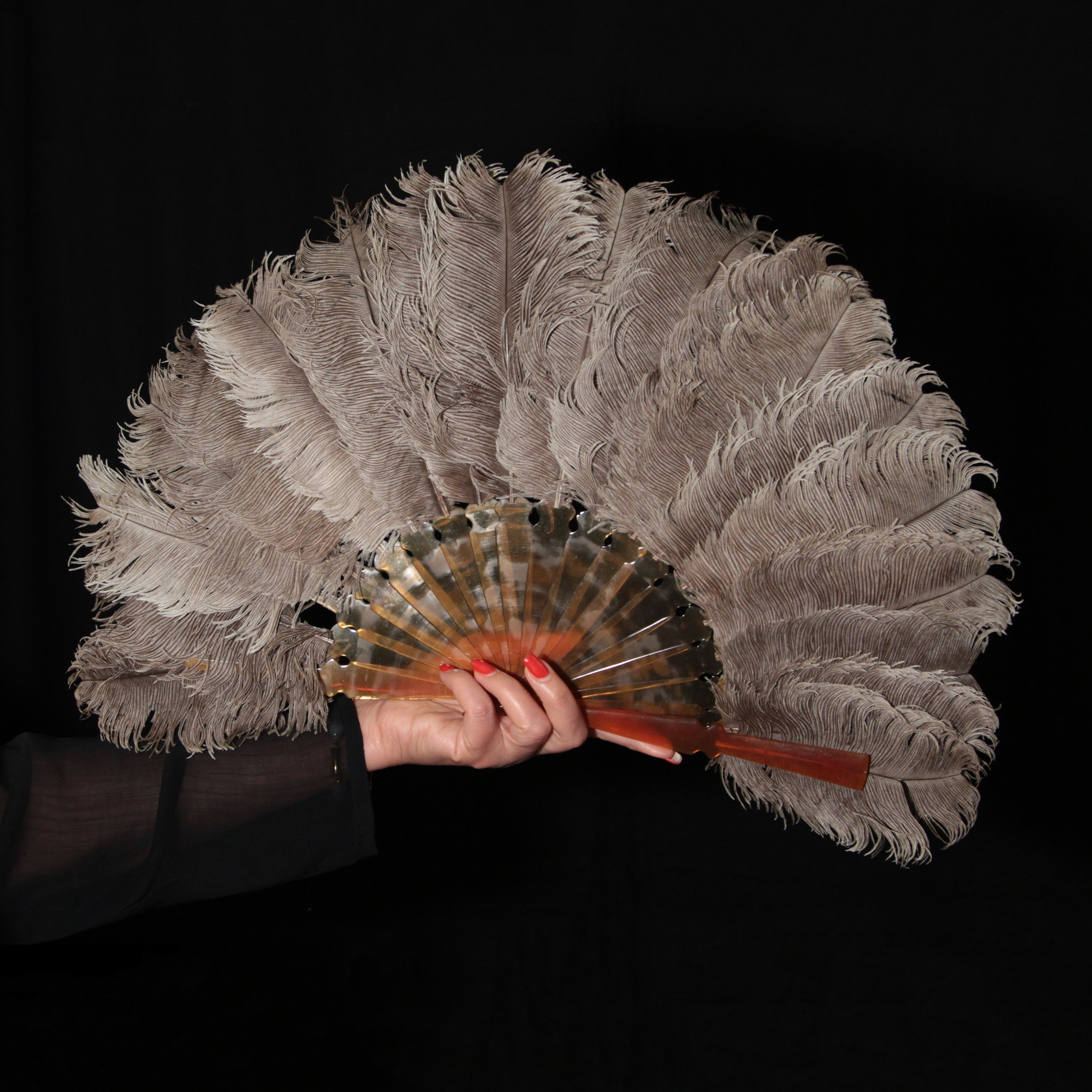 Antique fans. Современнные и актикварные украшения в Барселоне, Москве и Санкт-Петербурге