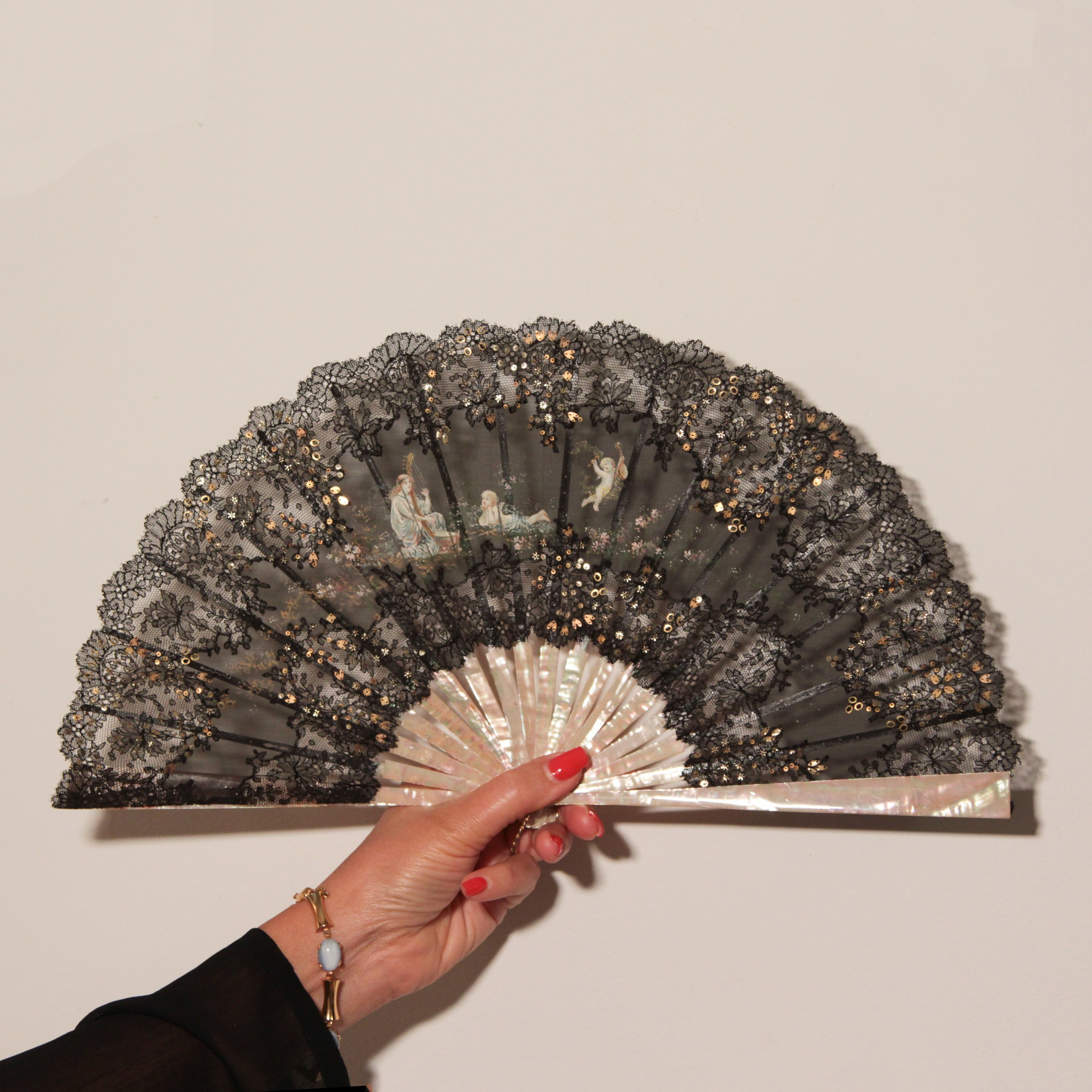 Antique fans. Современнные и актикварные украшения в Барселоне, Москве и Санкт-Петербурге