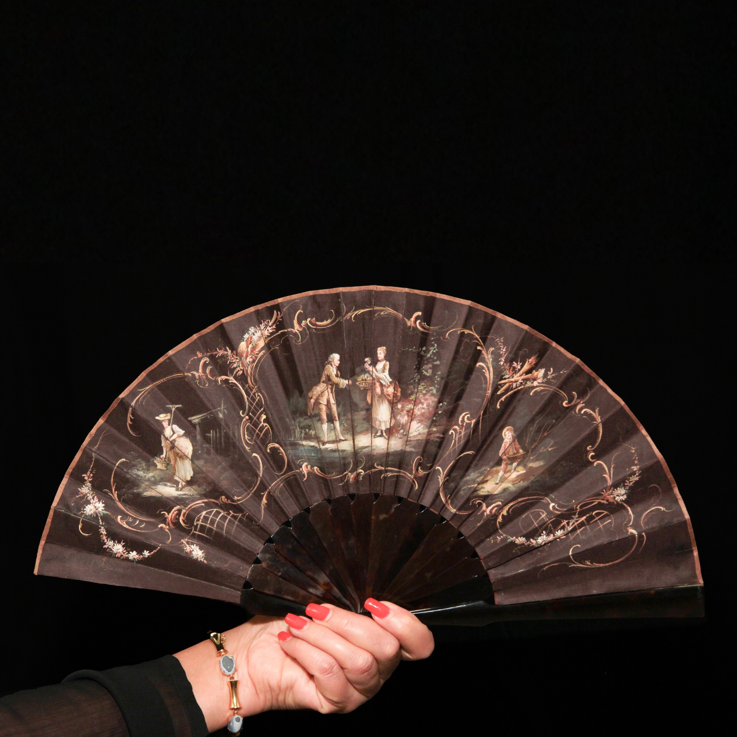 Antique fans. Современнные и актикварные украшения в Барселоне, Москве и Санкт-Петербурге