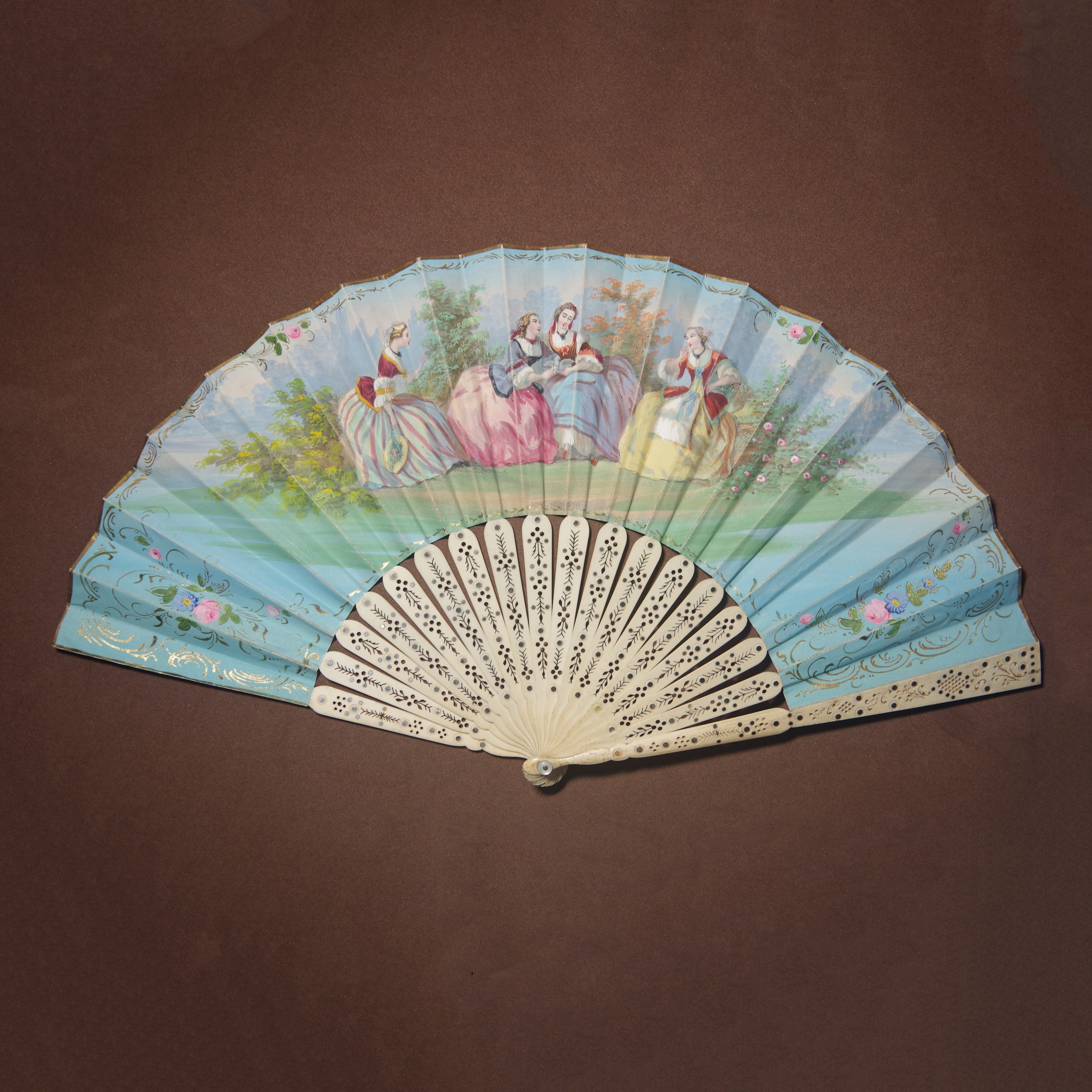 Antique fans. Современнные и актикварные украшения в Барселоне, Москве и Санкт-Петербурге