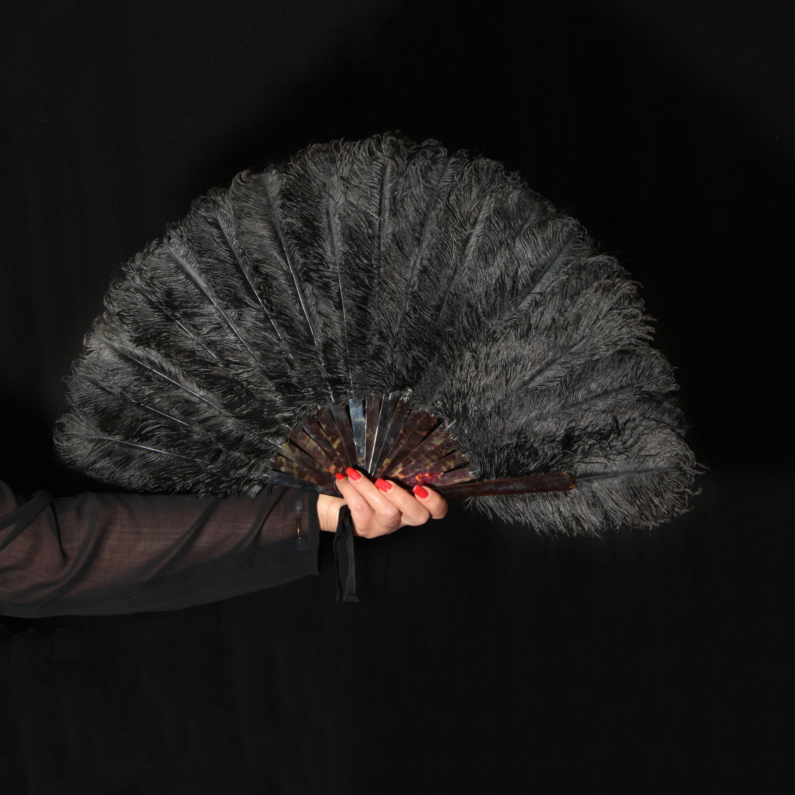 Antique fans. Современнные и актикварные украшения в Барселоне, Москве и Санкт-Петербурге