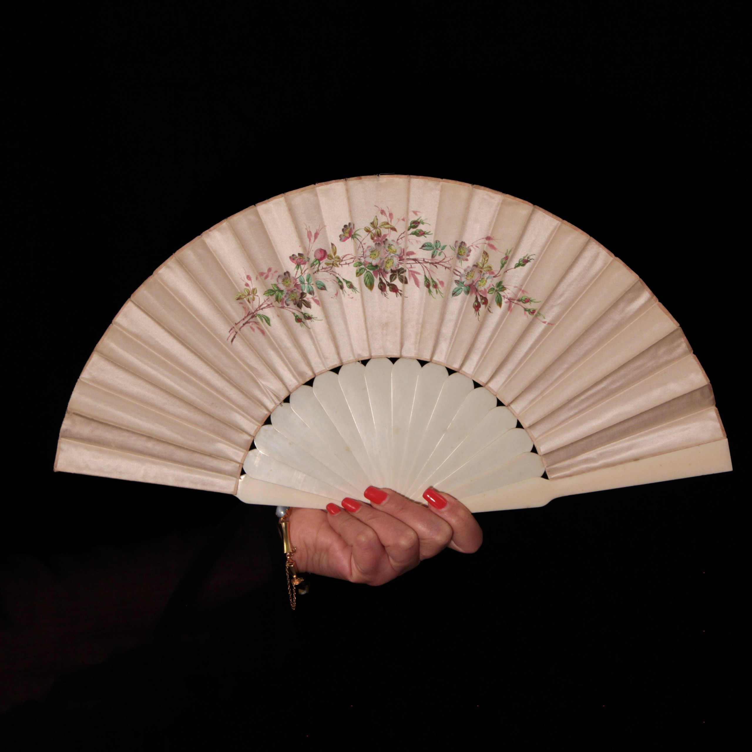 Antique fans. Современнные и актикварные украшения в Барселоне, Москве и Санкт-Петербурге