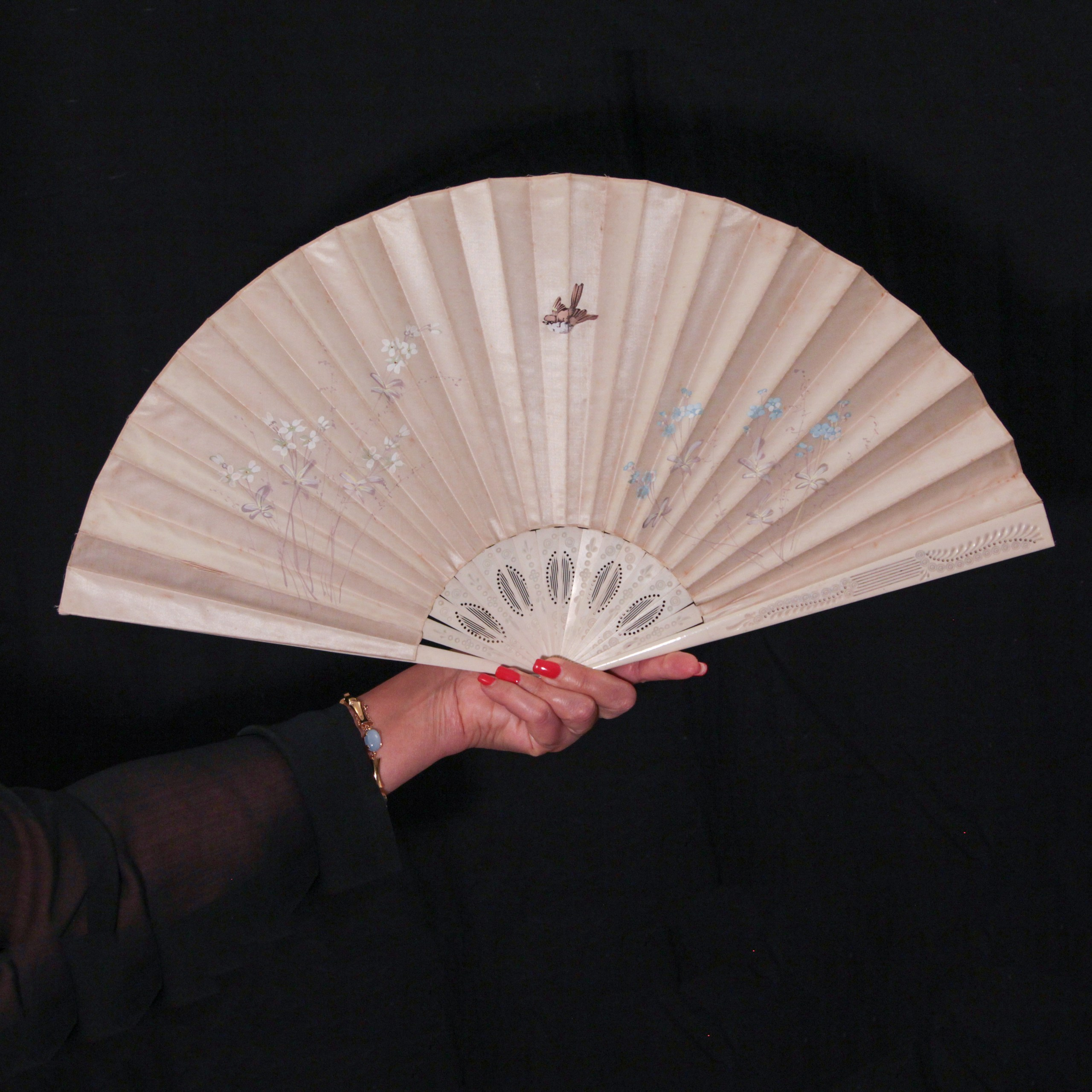 Antique fans. Современнные и актикварные украшения в Барселоне, Москве и Санкт-Петербурге