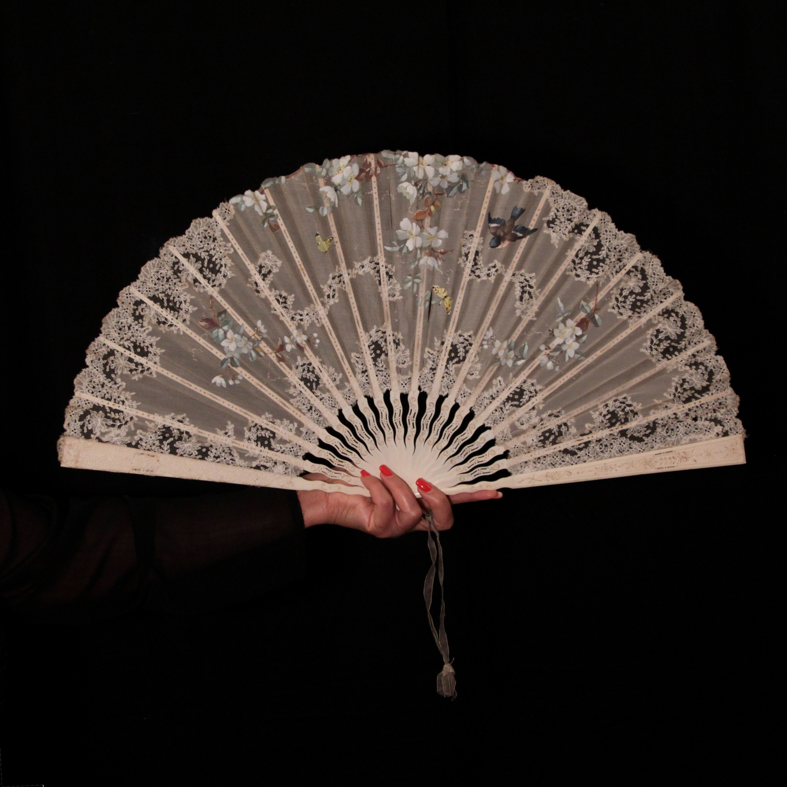 Antique fans. Современнные и актикварные украшения в Барселоне, Москве и Санкт-Петербурге