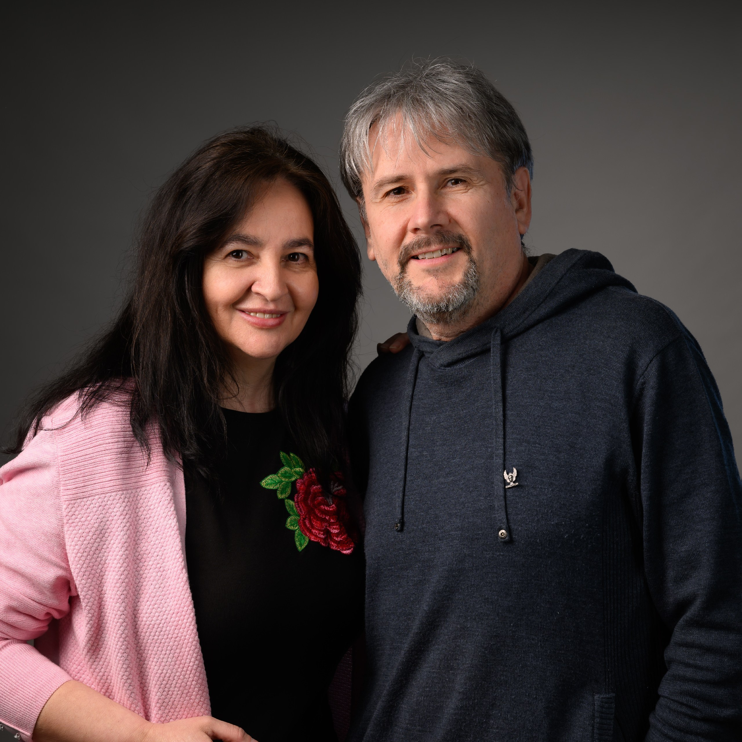 Adrian Cuba, fotograf profesionist Iasi, impreuna cu asistent imagine echipa foto Iasi, realizeaza servicii de fotografie nunta, botez, familie, copii.