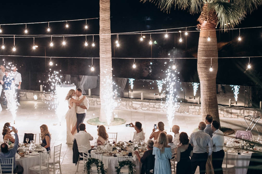 Кейтеринг, банкет на Крите, фейерверк, файер шоу. Танцоры, диджей, саксофонист на свадьбе в Греции на Санторини.