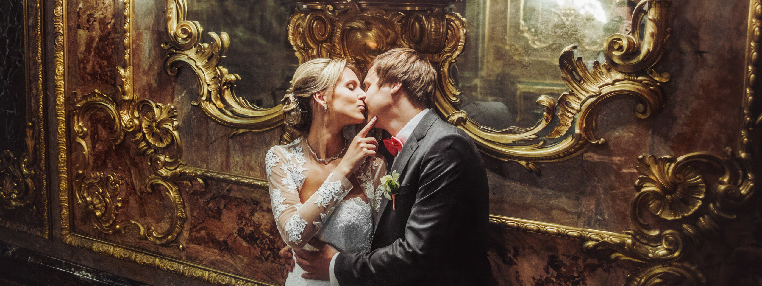 Artystyczna fotografia ślubna – romantyczny portret pary młodej w eleganckiej oprawie