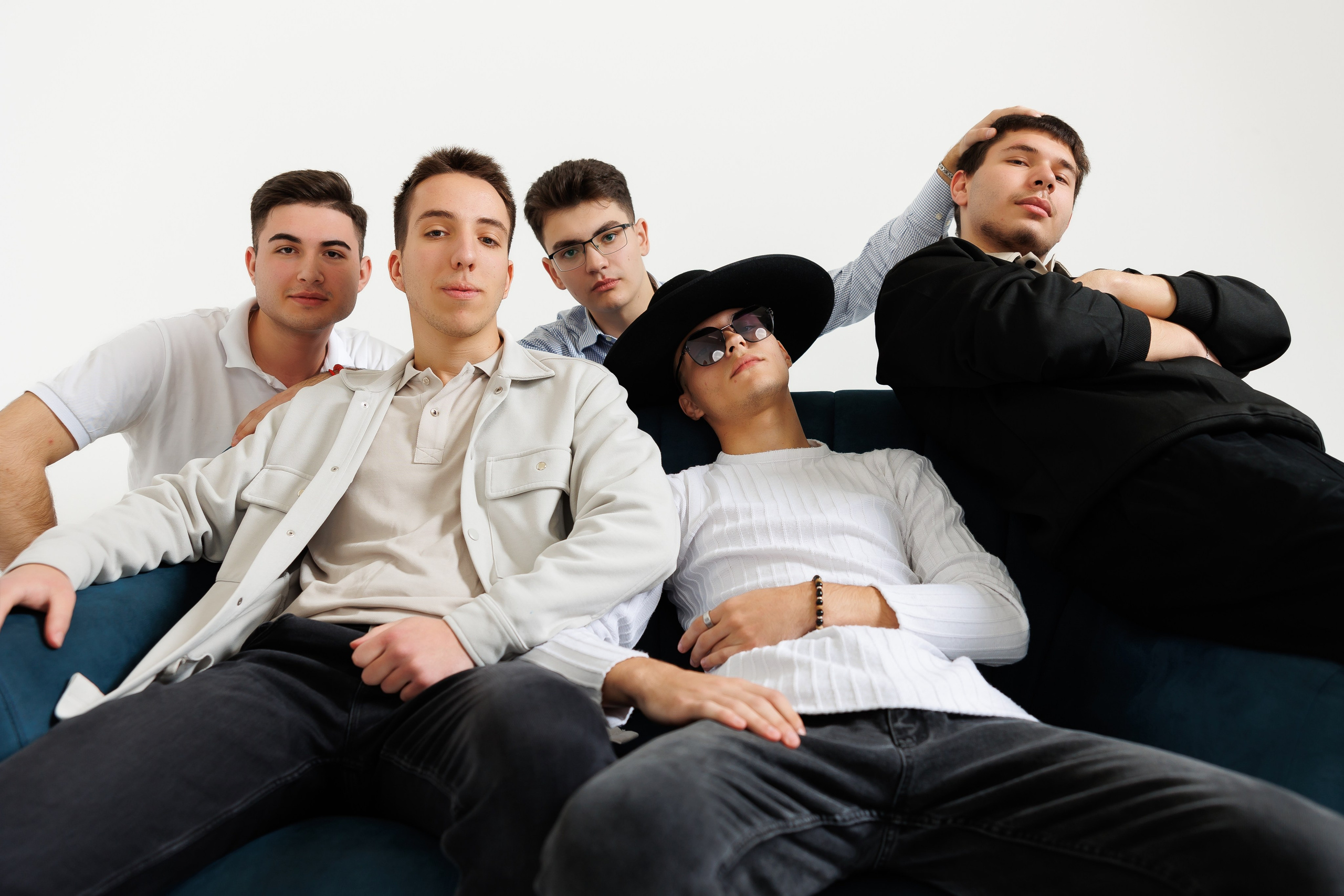clasă de absolvențiPoză de grup cu posturi relaxate,