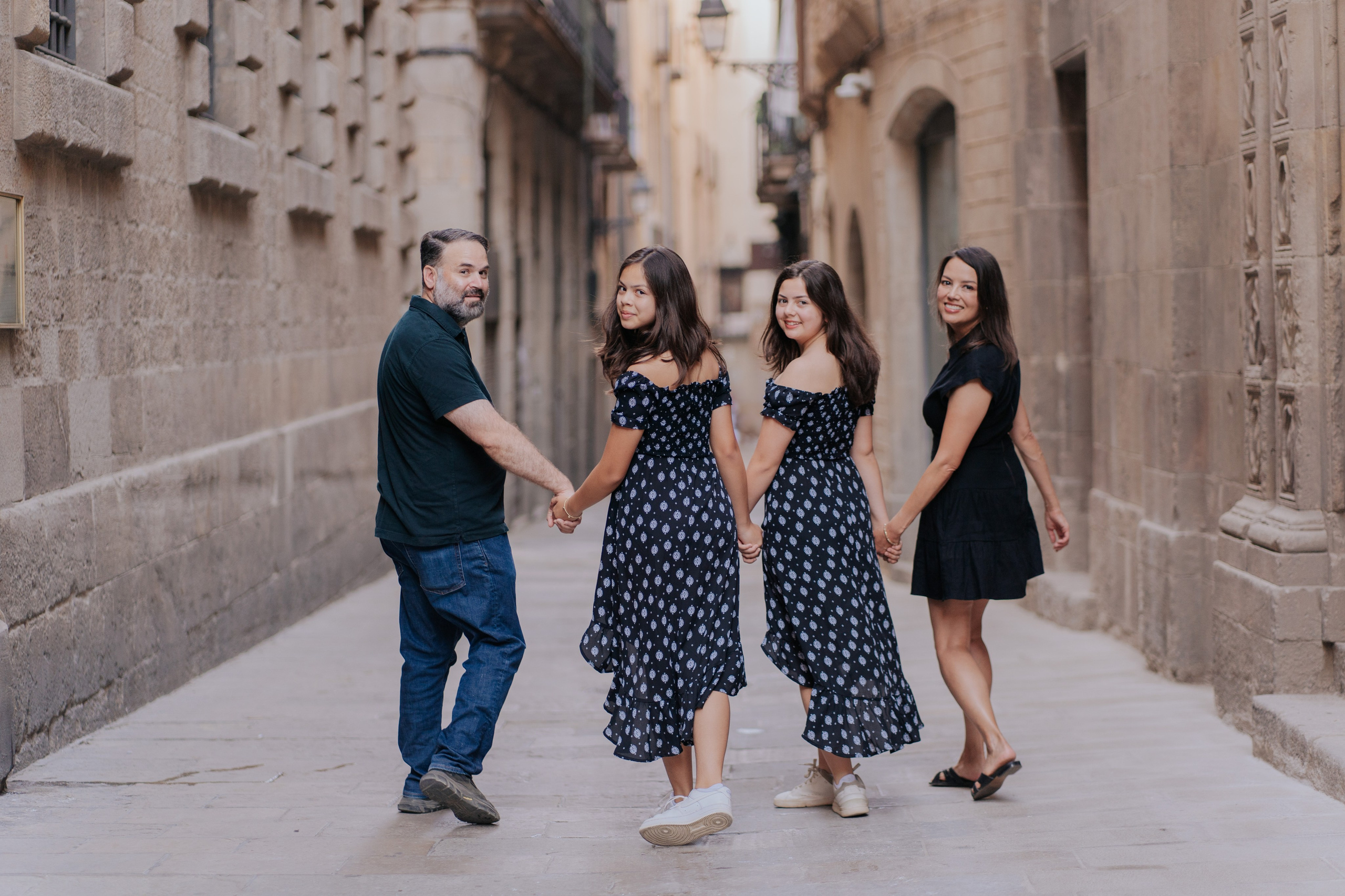 What to Wear for a Summer Family Photoshoot in Barcelona. DiaFoto — Wow Photographer in Barcelona | Premium Barcelona Photoshoot Experience