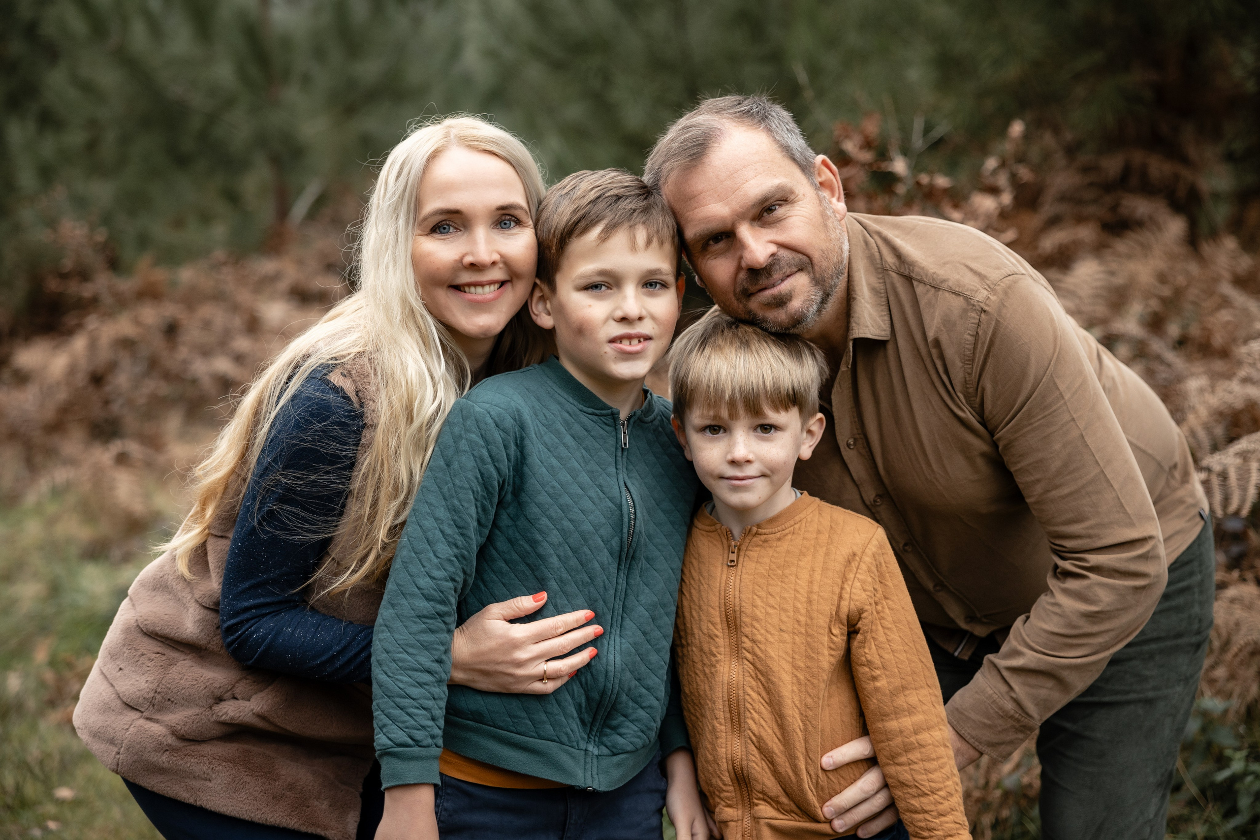 Family photoshoot in Foret de Bouconne. Eugénie Smirnova — your photographer in Toulouse and southwest France